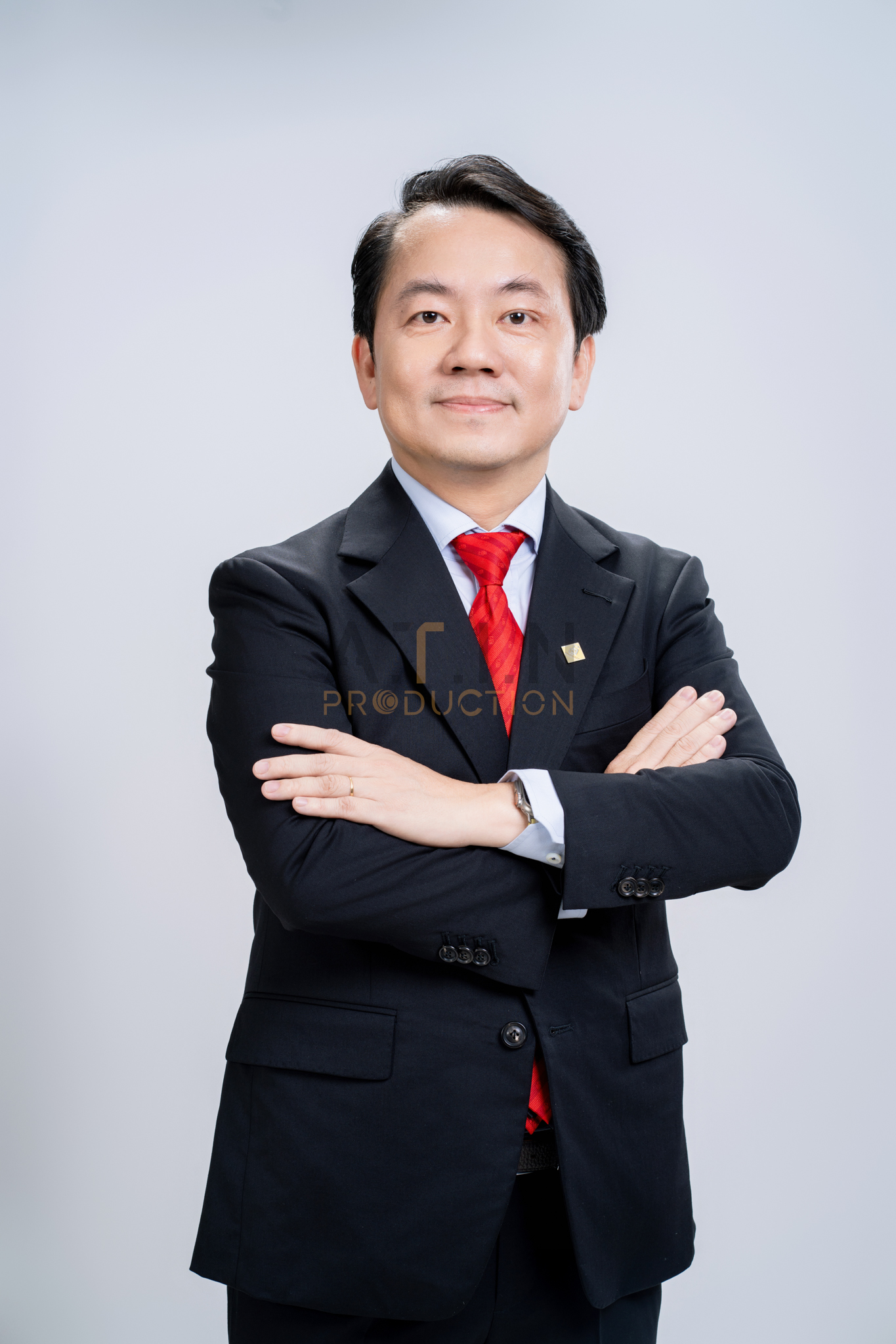 Chuyên gia hậu kỳ đang chỉnh sửa ảnh sản phẩm mỹ phẩm trên màn hình máy tính, tối ưu hóa màu sắc và độ sáng