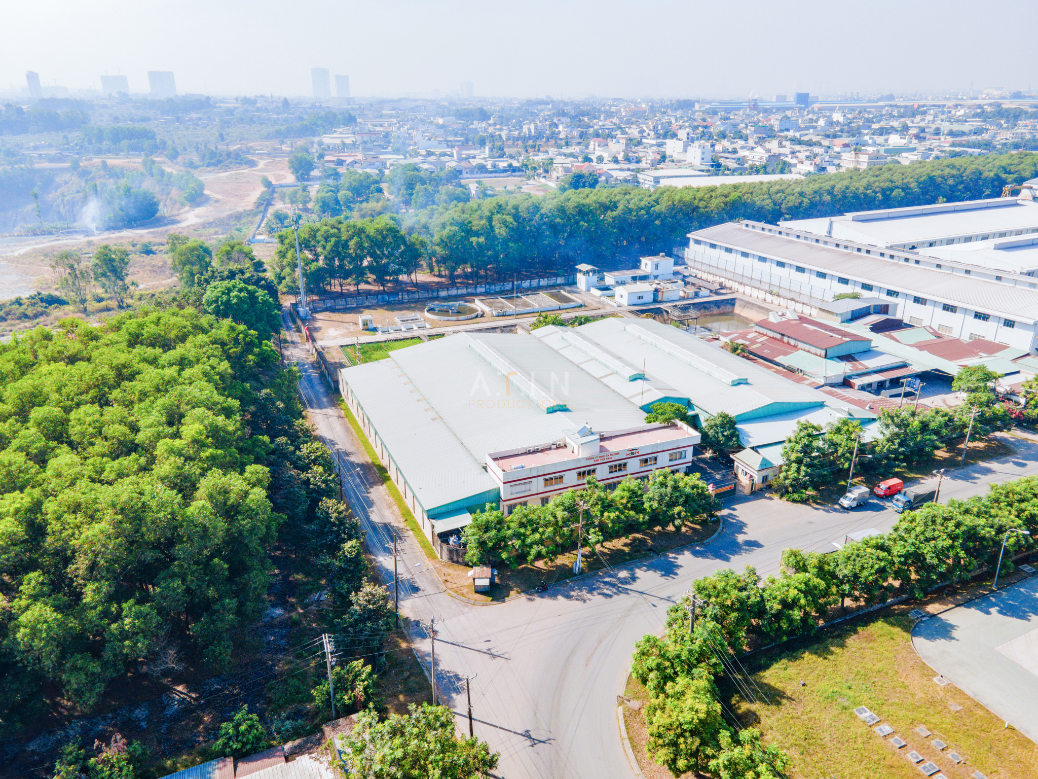 Đội ngũ ATIN PRODUCTION đang thực hiện setup chụp ảnh sản phẩm chuyên nghiệp trong studio. Đội ngũ ATIN PRODUCTION đang thực hiện setup chụp ảnh sản phẩm chuyên nghiệp trong studio.