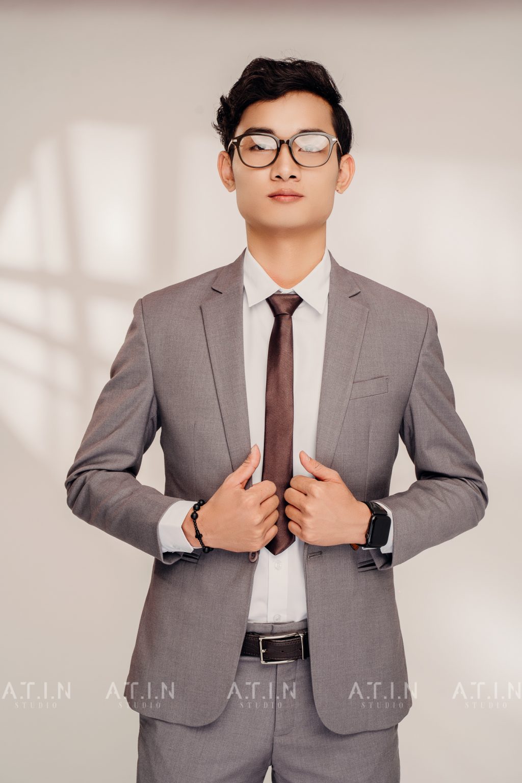 Quá trình photographer của ATIN PRODUCTION căn chỉnh đèn và tư vấn tạo dáng cho khách hàng
