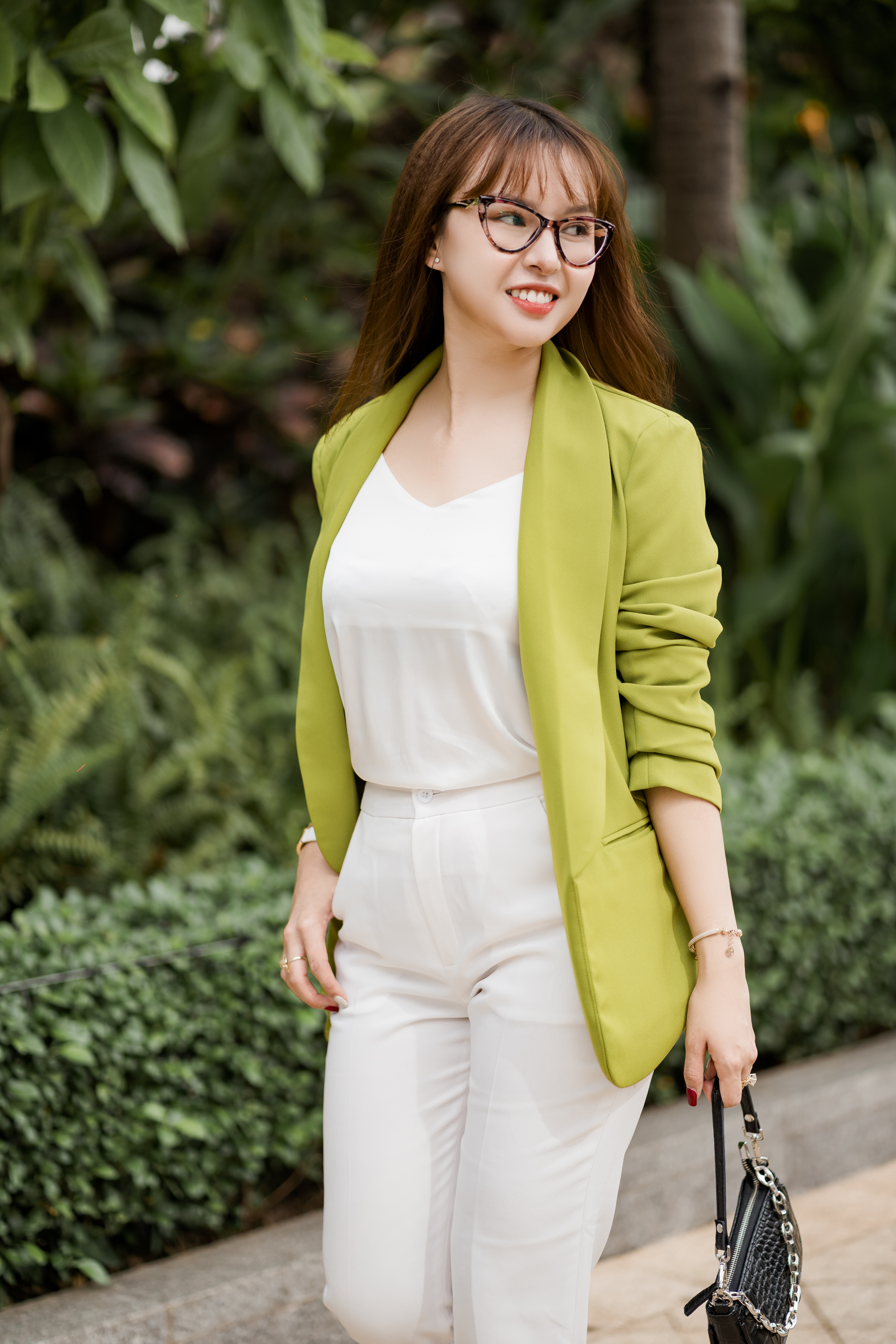 Chuẩn bị trang phục chụp hình profile tại studio ATIN PRODUCTION