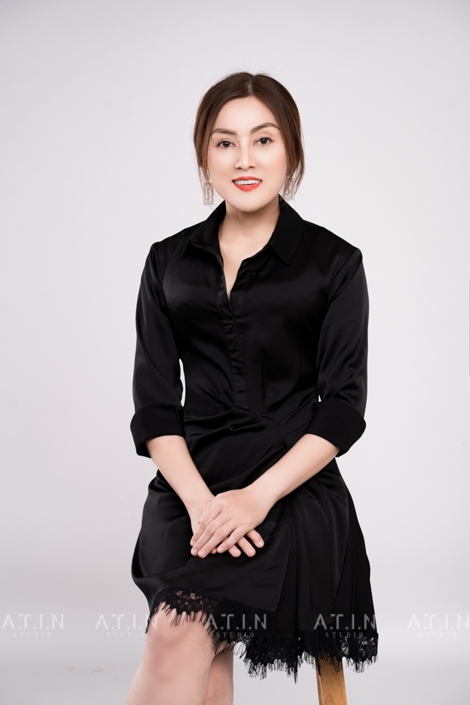 Ảnh chân dung doanh nhân chuyên nghiệp với ánh sáng sang trọng tại ATIN PRODUCTION