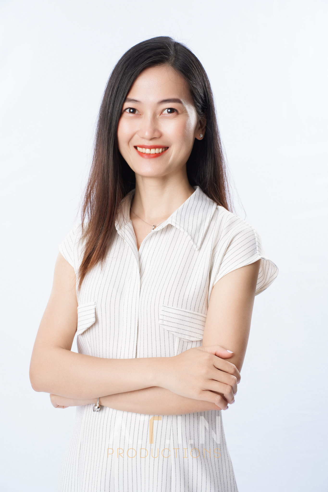 Không gian studio chụp chân dung chuyên nghiệp của ATIN PRODUCTION với dàn đèn và background