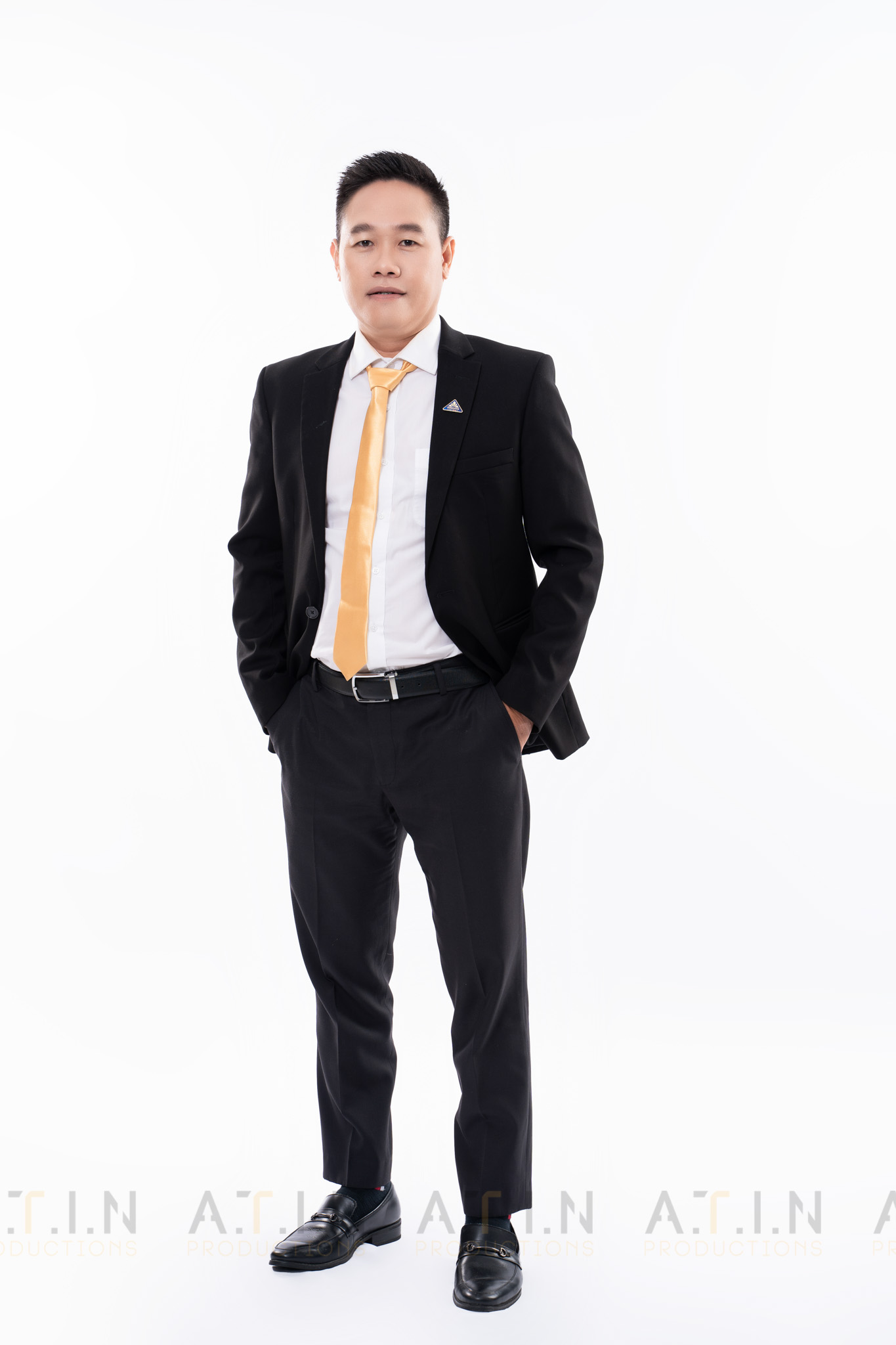 Mẫu ảnh profile chuyên nghiệp với vest tại studio ATIN PRODUCTION