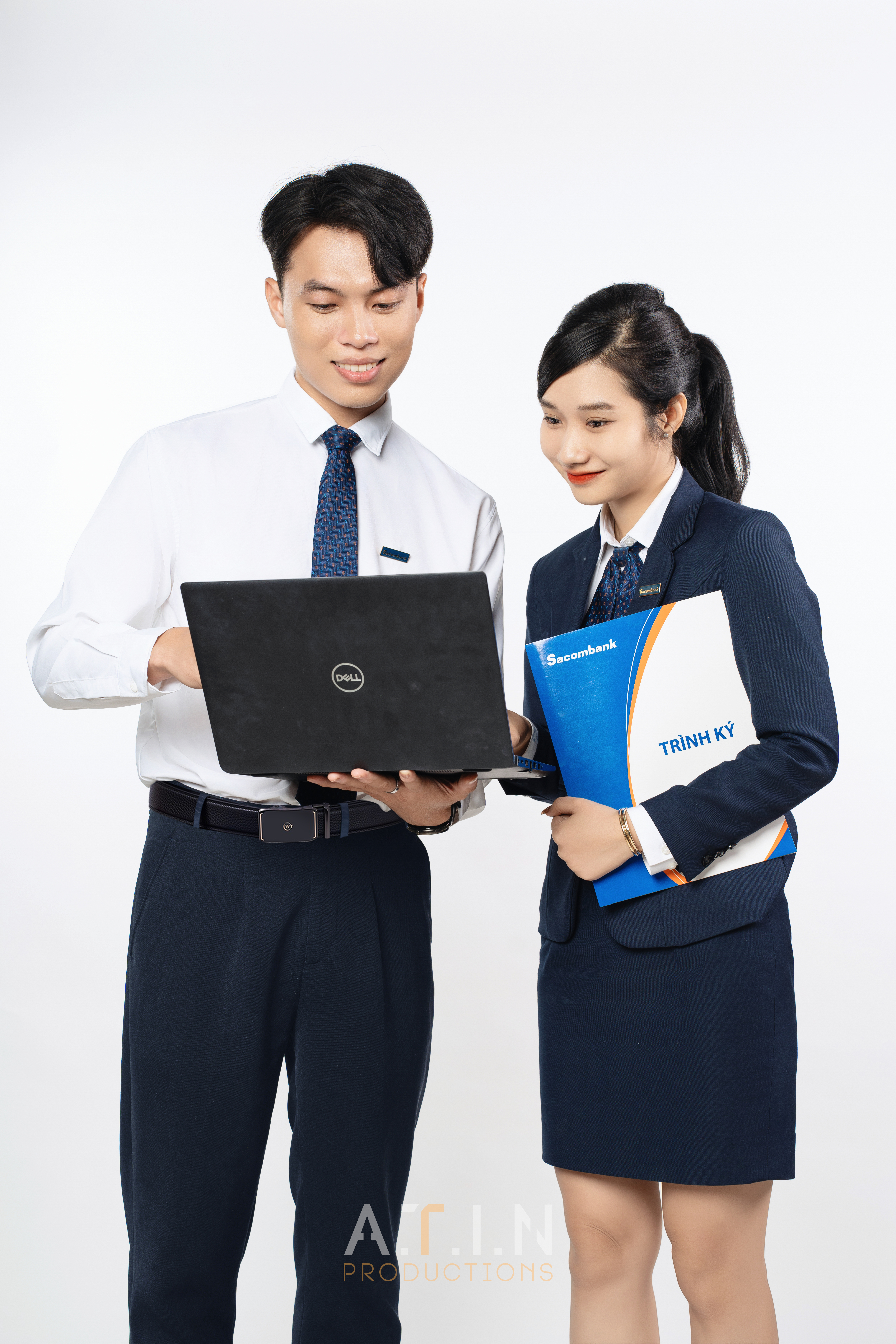 Nhiếp ảnh gia của ATIN PRODUCTION đang chụp ảnh sự kiện khai trương một cửa hàng, ghi lại khoảnh khắc khách hàng trải nghiệm sản phẩm mới.
