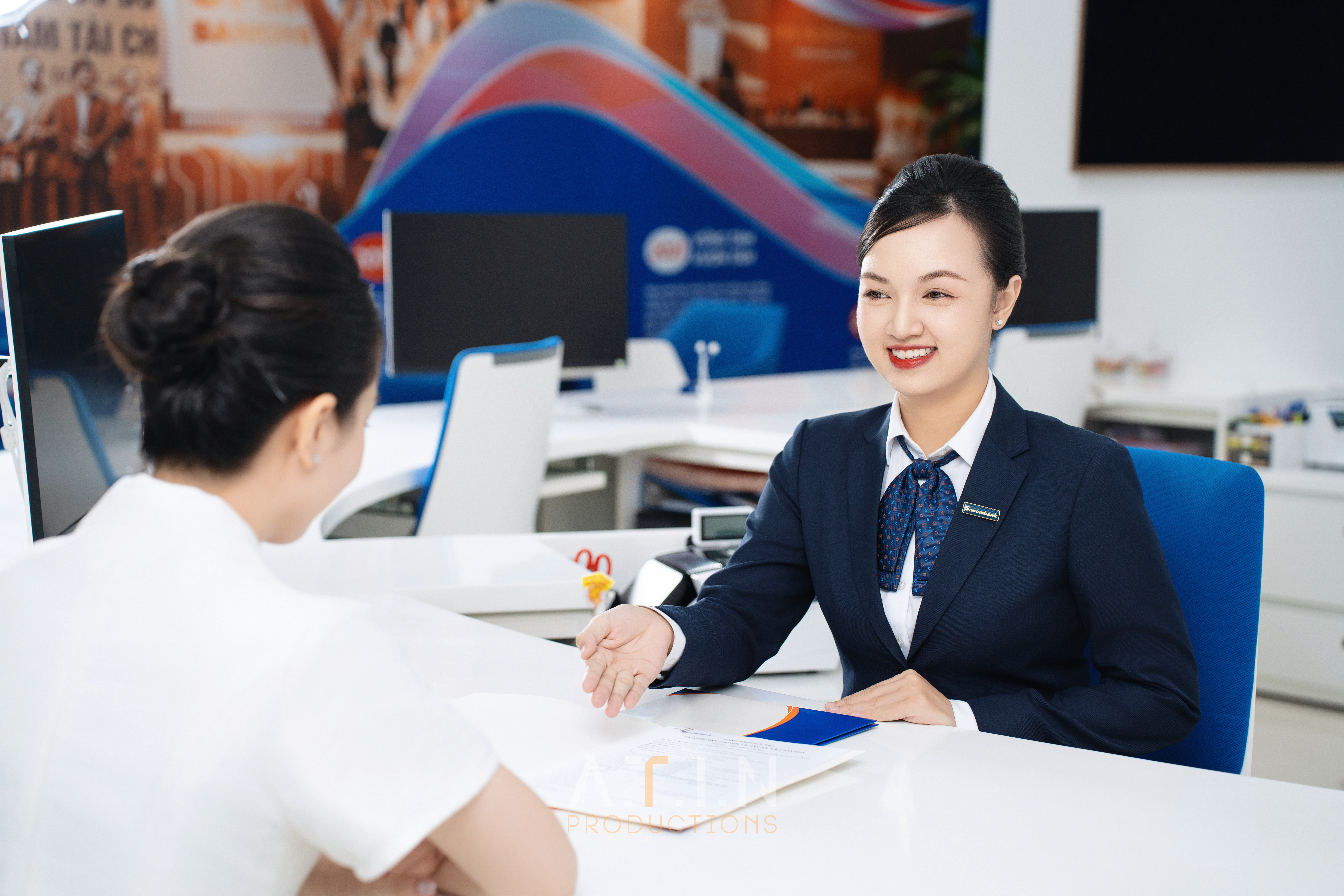 Đội ngũ quay phim chuyên nghiệp ATIN PRODUCTION đang thực hiện cảnh quay cho doanh nghiệp