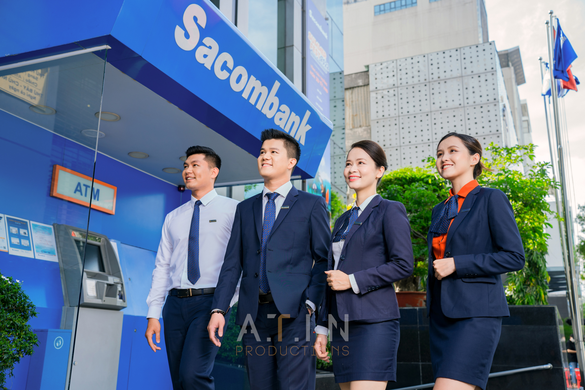 Bộ sưu tập sản phẩm mỹ phẩm cao cấp được trưng bày tinh xảo, thể hiện phong cách sang trọng