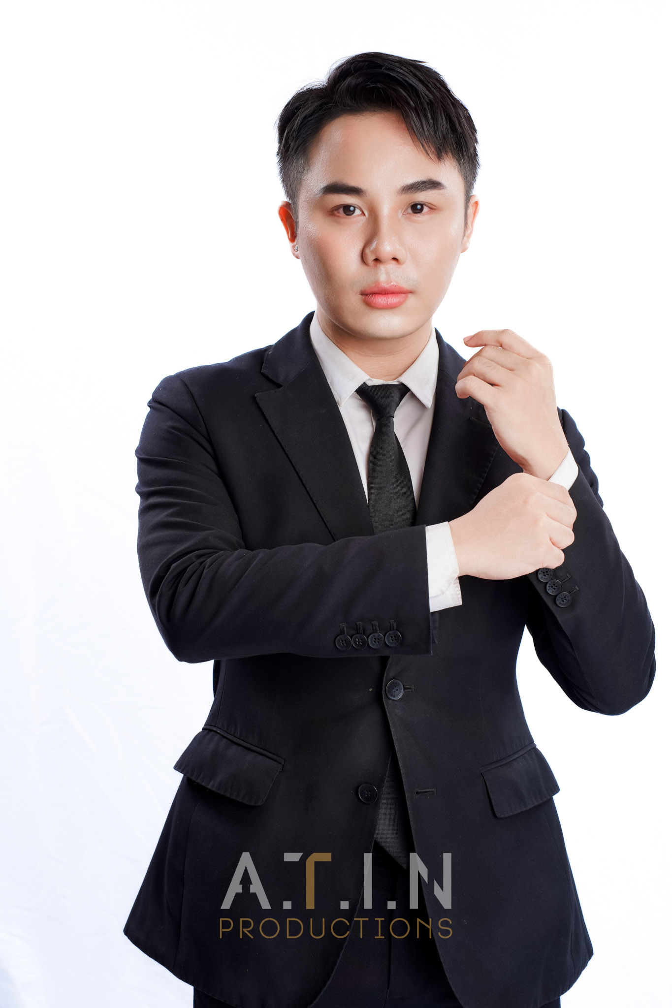 Đội ngũ ATIN PRODUCTION đang thực hiện dịch vụ quay phim doanh nghiệp chuyên nghiệp tại studio