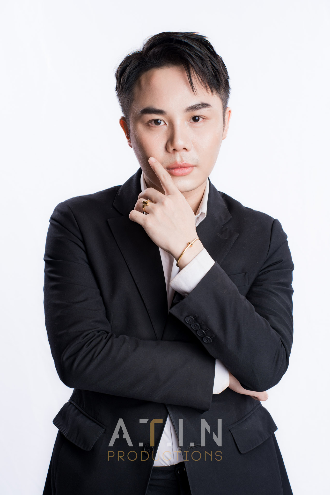 Nữ doanh nhân làm việc tại văn phòng hiện đại, phong cách chụp ảnh Lifestyle