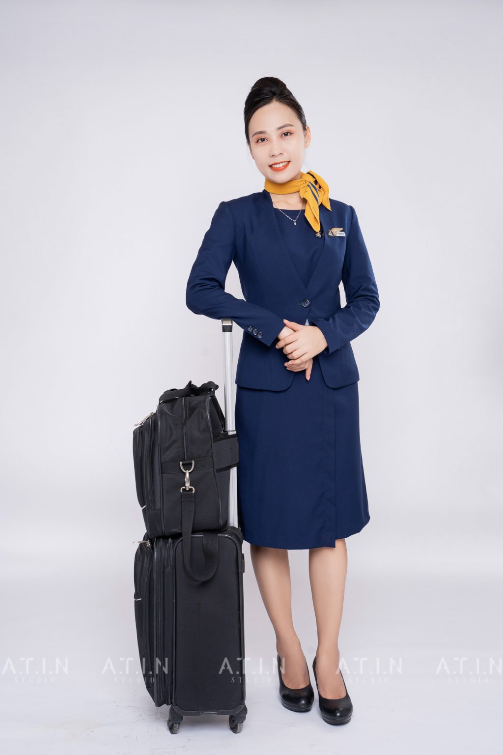 So sánh concept chụp ảnh profile doanh nghiệp tối giản và văn phòng thực tế