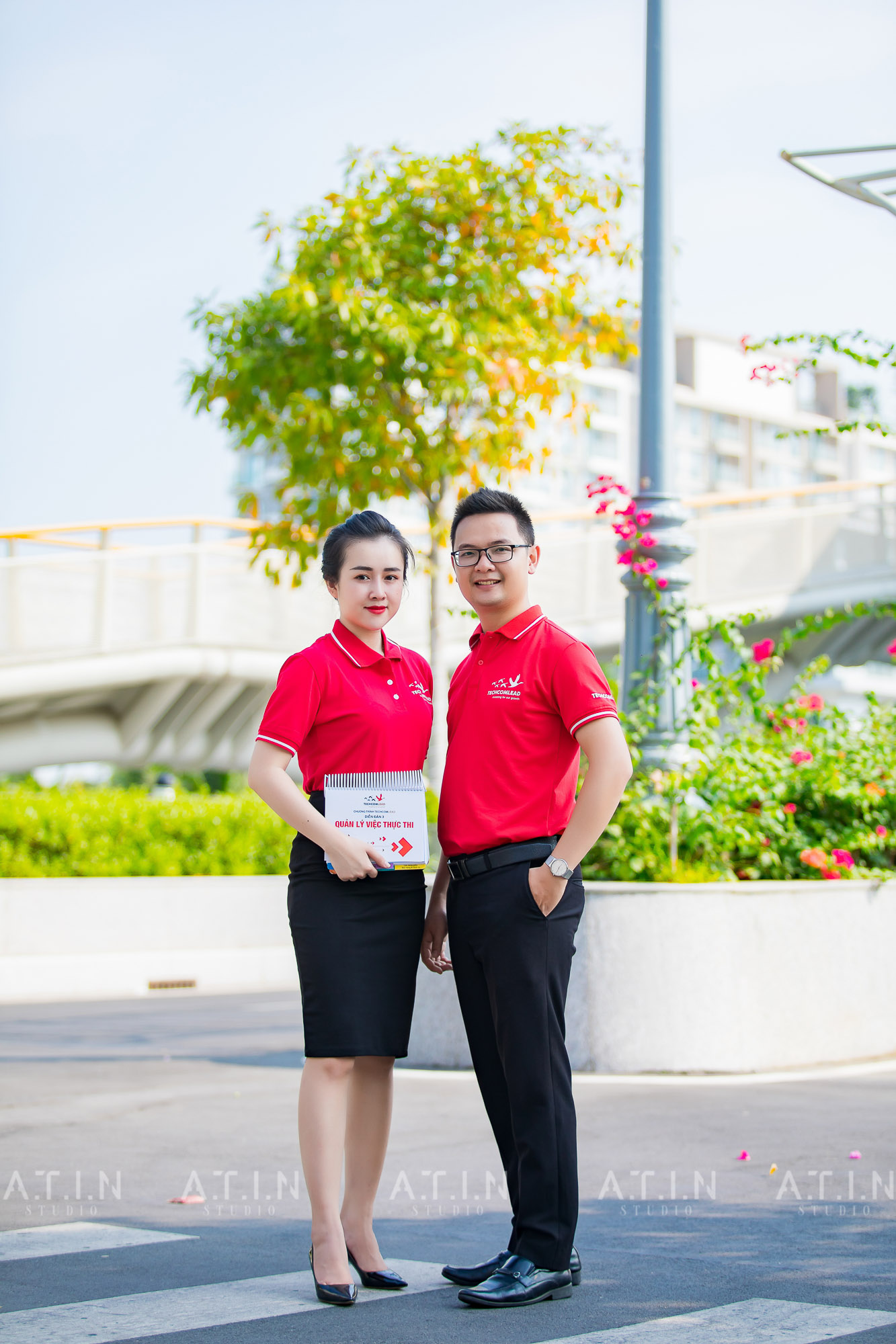 Đội ngũ ATIN PRODUCTION đang làm việc nhiệt tình với khách hàng trong buổi chụp ảnh chân dung nghề nghiệp Đội ngũ ATIN PRODUCTION đang làm việc nhiệt tình với khách hàng trong buổi chụp ảnh chân dung nghề nghiệp