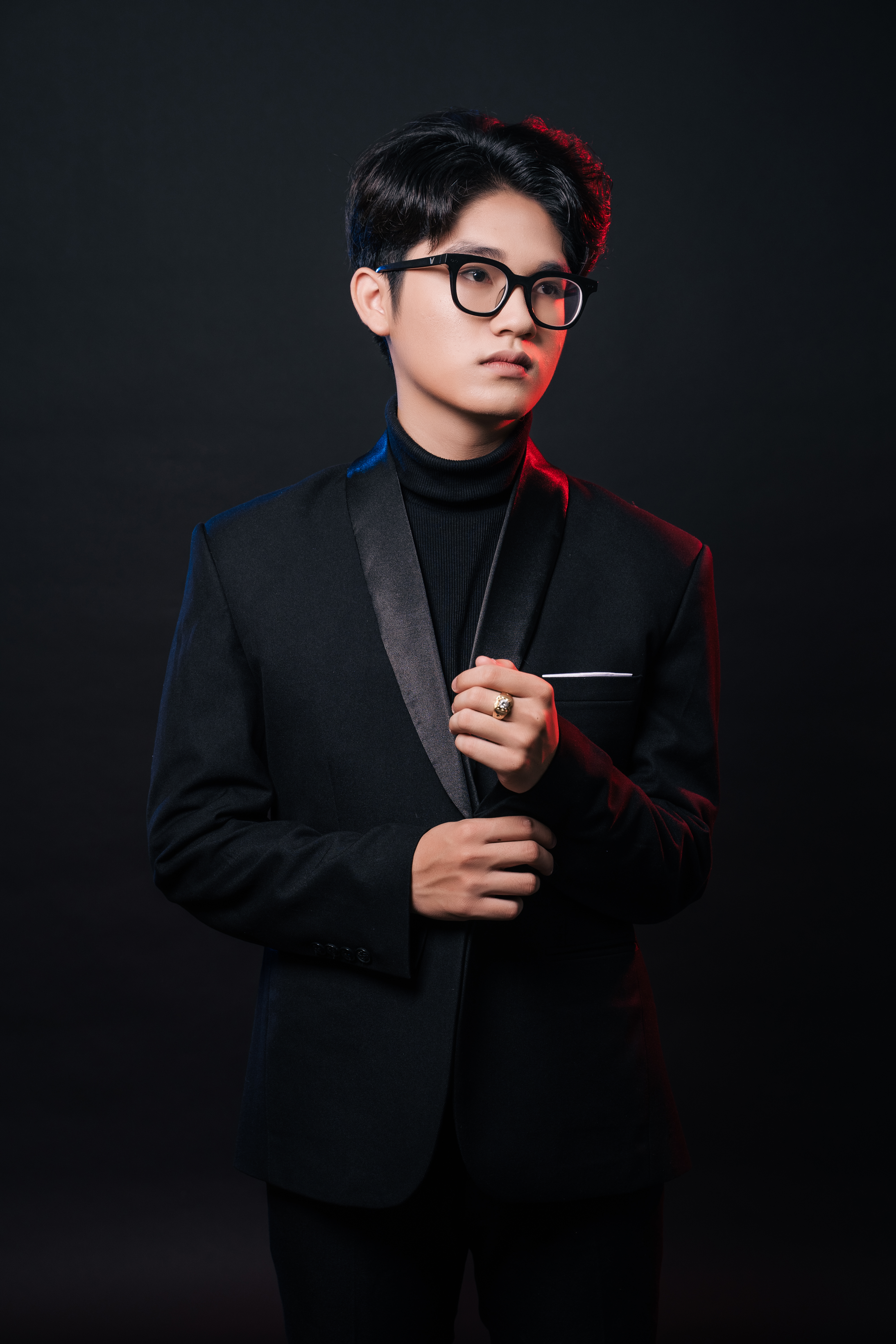So sánh ảnh selfie thiếu chuyên nghiệp và ảnh profile LinkedIn do ATIN PRODUCTION thực hiện So sánh ảnh selfie thiếu chuyên nghiệp và ảnh profile LinkedIn do ATIN PRODUCTION thực hiện