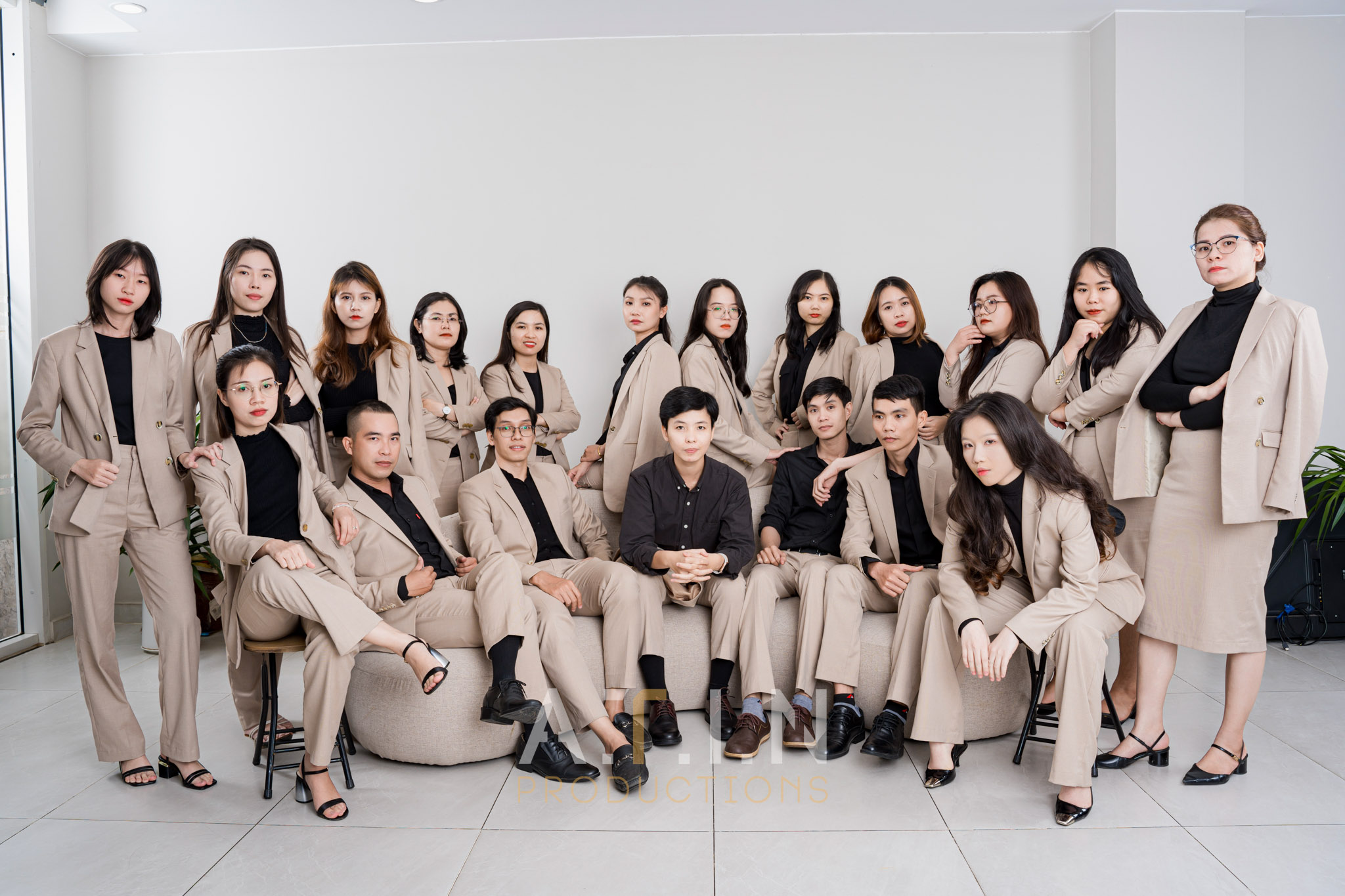 Doanh nhân nam tạo dáng tự tin tại studio chụp ảnh doanh nhân chuyên nghiệp ATIN PRODUCTION Doanh nhân nam tạo dáng tự tin tại studio chụp ảnh doanh nhân chuyên nghiệp ATIN PRODUCTION