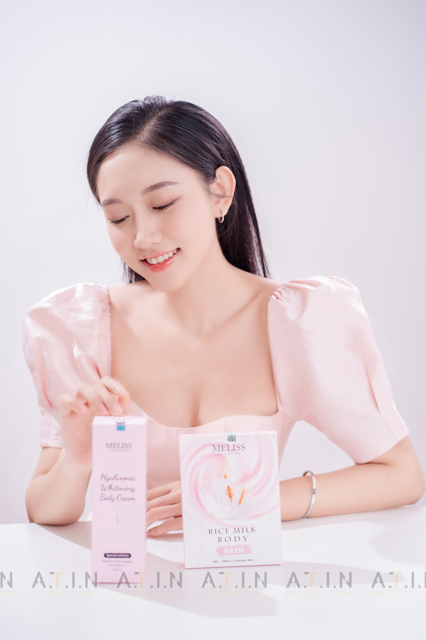 Bức ảnh nhóm creative team tương tác với máy quay phim và ánh sáng studio