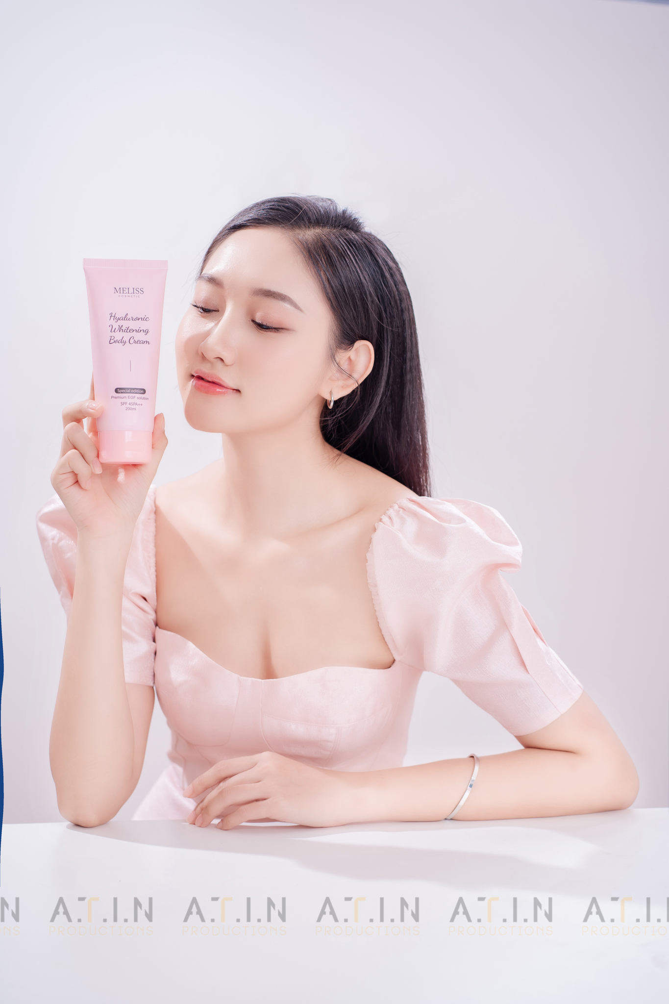 Biểu đồ so sánh chi phí tự sản xuất video và thuê agency chuyên nghiệp