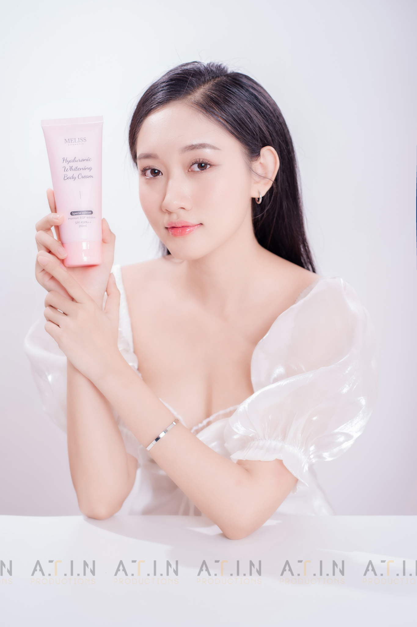 Hình ảnh sản phẩm serum được chụp trong không gian tối giản với ánh sáng mềm mại. Hình ảnh sản phẩm serum được chụp trong không gian tối giản với ánh sáng mềm mại.