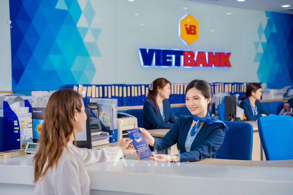 Đội ngũ ATIN PRODUCTION đồng phục thương hiệu, tự tin cầm máy ảnh giữa khung cảnh lễ khai trương hoành tráng