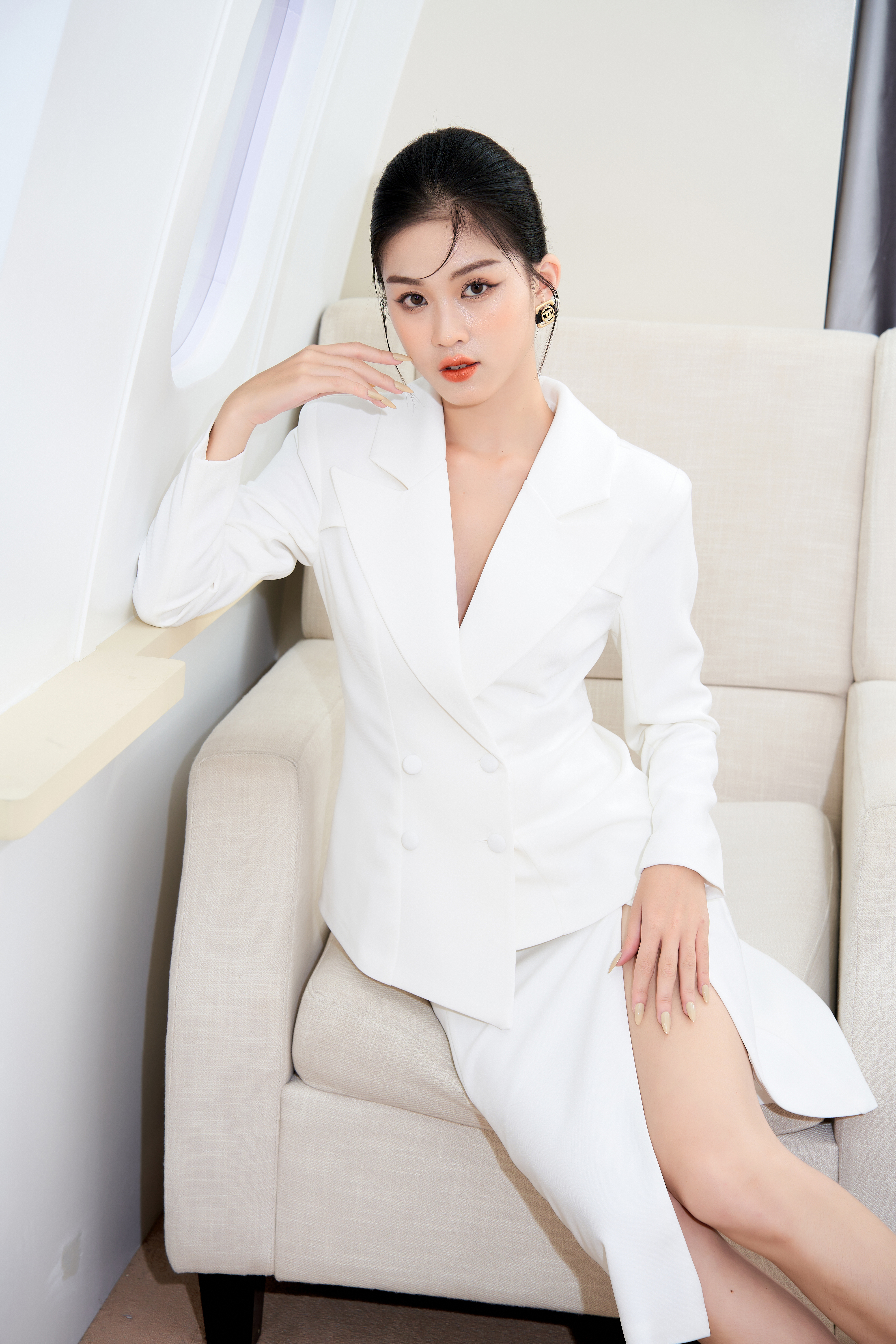 Người mẫu tạo dáng với trang phục thời trang trong khung cảnh ngoài trời, thể hiện sự thu hút của hình ảnh quảng cáo