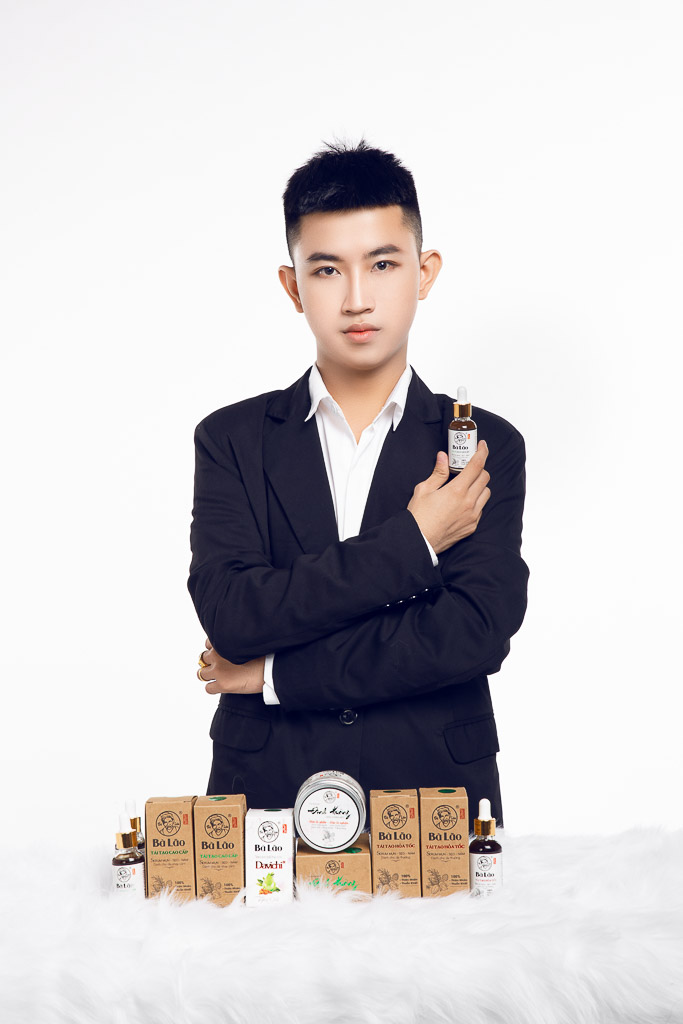 Setup studio chụp ảnh sản phẩm tối giản với một chai nước hoa, khối gỗ và ánh sáng studio. Setup studio chụp ảnh sản phẩm tối giản với một chai nước hoa, khối gỗ và ánh sáng studio.