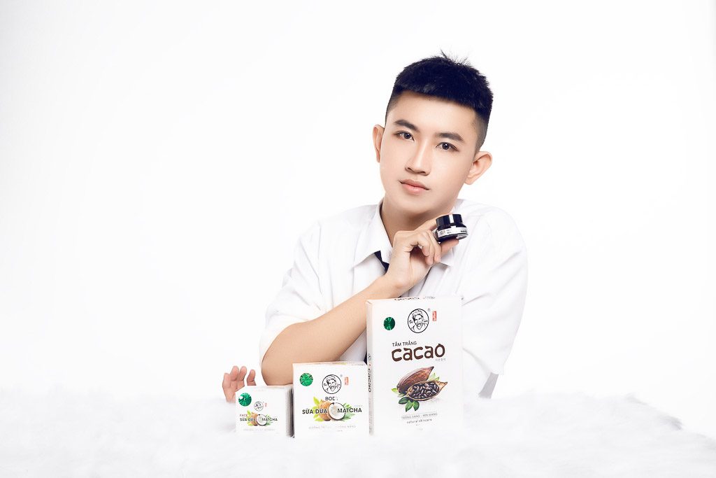 So sánh ảnh tập thể trước và sau khi retouch chân dung chuyên nghiệp tại ATIN PRODUCTION