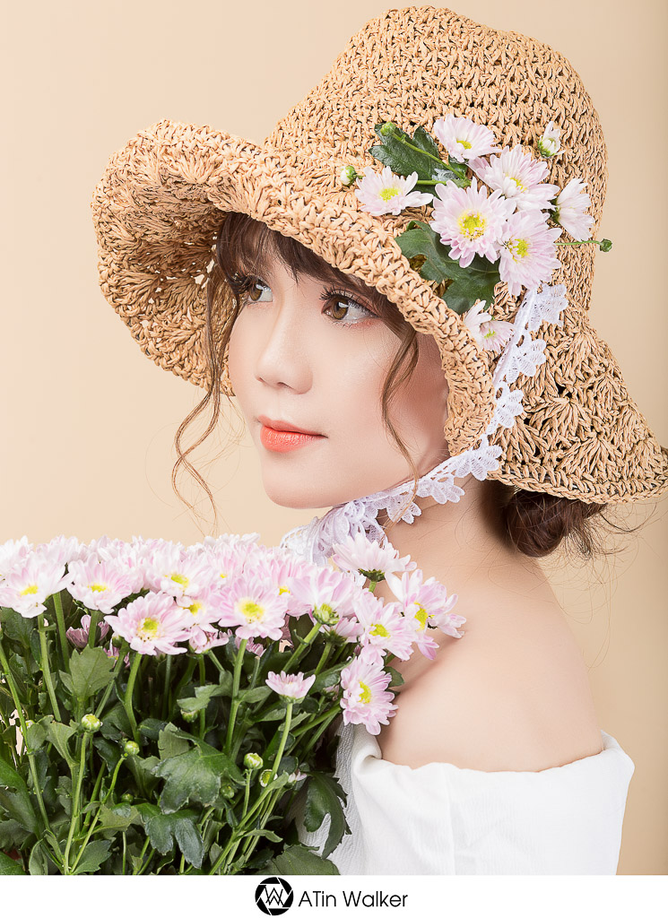 Một studio chụp ảnh sản phẩm sáng tạo với ánh sáng nghệ thuật và phông nền màu be, tôn lên sản phẩm túi xách. Một studio chụp ảnh sản phẩm sáng tạo với ánh sáng nghệ thuật và phông nền màu be, tôn lên sản phẩm túi xách.