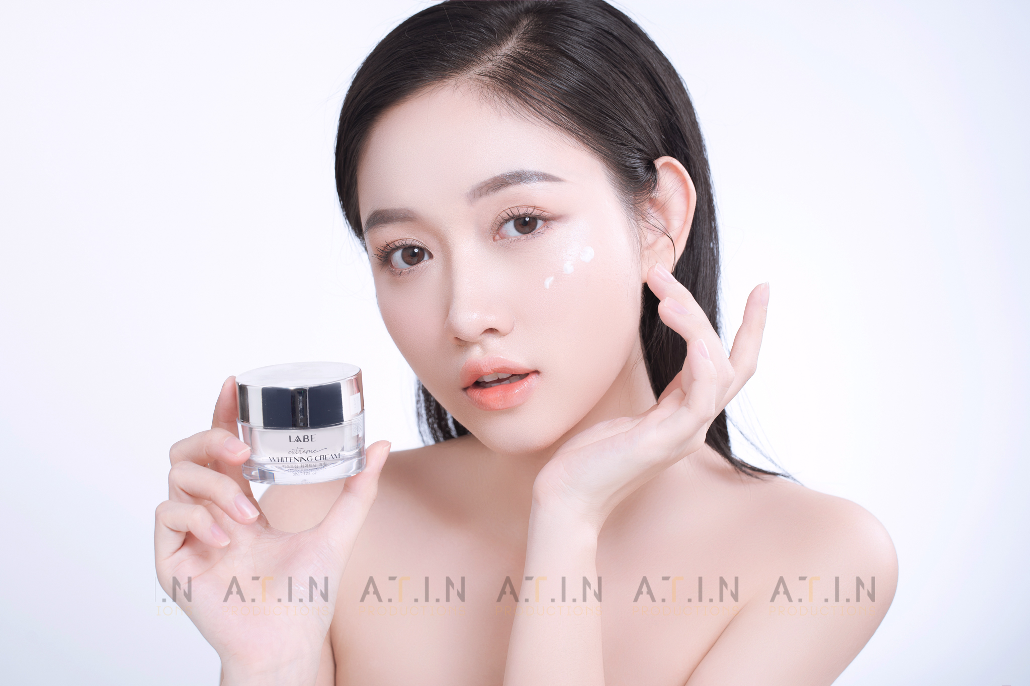 So sánh ảnh profile rối mắt và ảnh profile tối giản So sánh ảnh profile rối mắt và ảnh profile tối giản