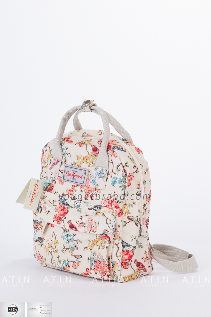 Một studio chụp ảnh sản phẩm tối giản với phông nền trắng và đạo cụ cơ bản. Một studio chụp ảnh sản phẩm tối giản với phông nền trắng và đạo cụ cơ bản.