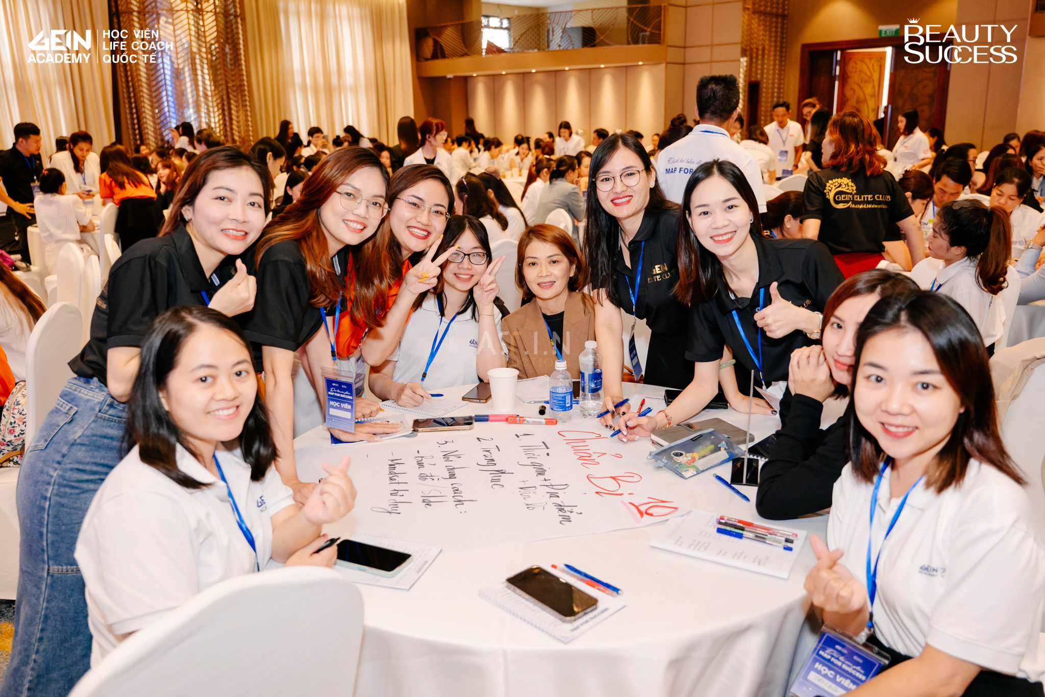 Bộ sưu tập các phong cách ảnh thẻ cao cấp với nhiều trang phục và nền khác nhau
