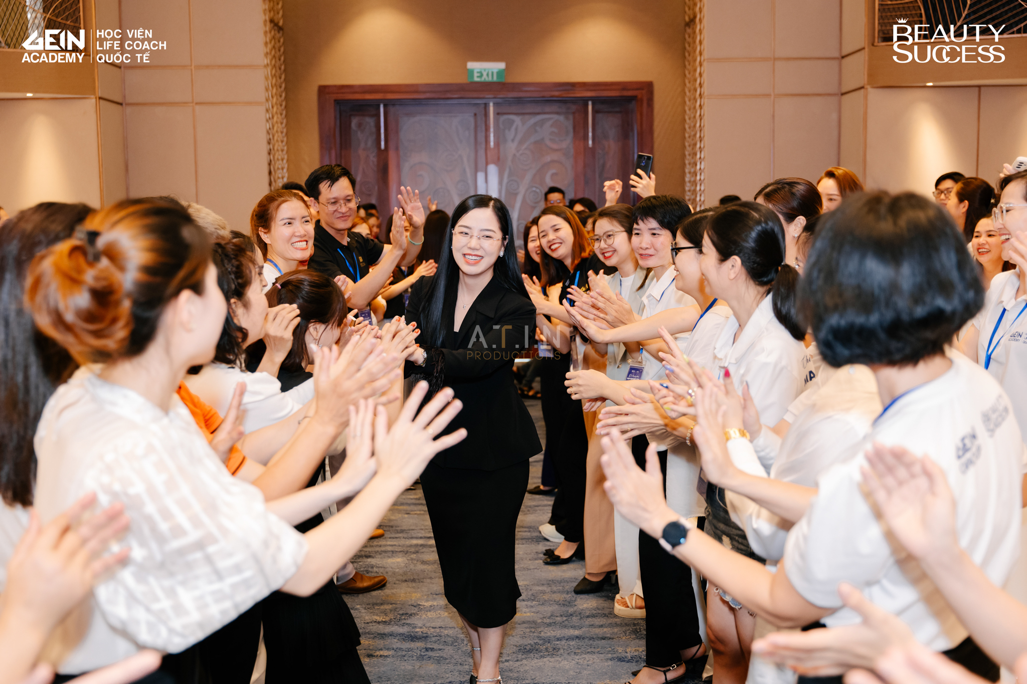 Quá trình đạo diễn tạo dáng chụp ảnh profile cho khách hàng tại studio ATIN PRODUCTION