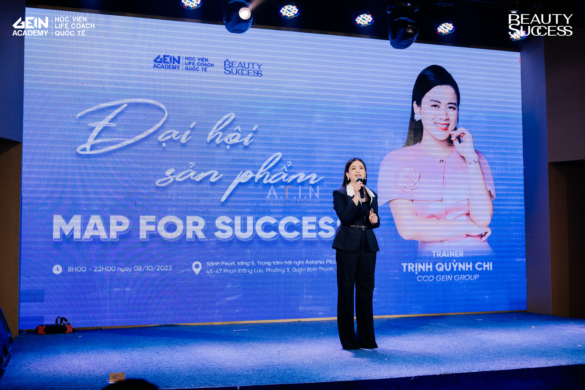 Nhân viên ATIN PRODUCTION chuyên nghiệp hướng dẫn khách mời sử dụng photo booth
