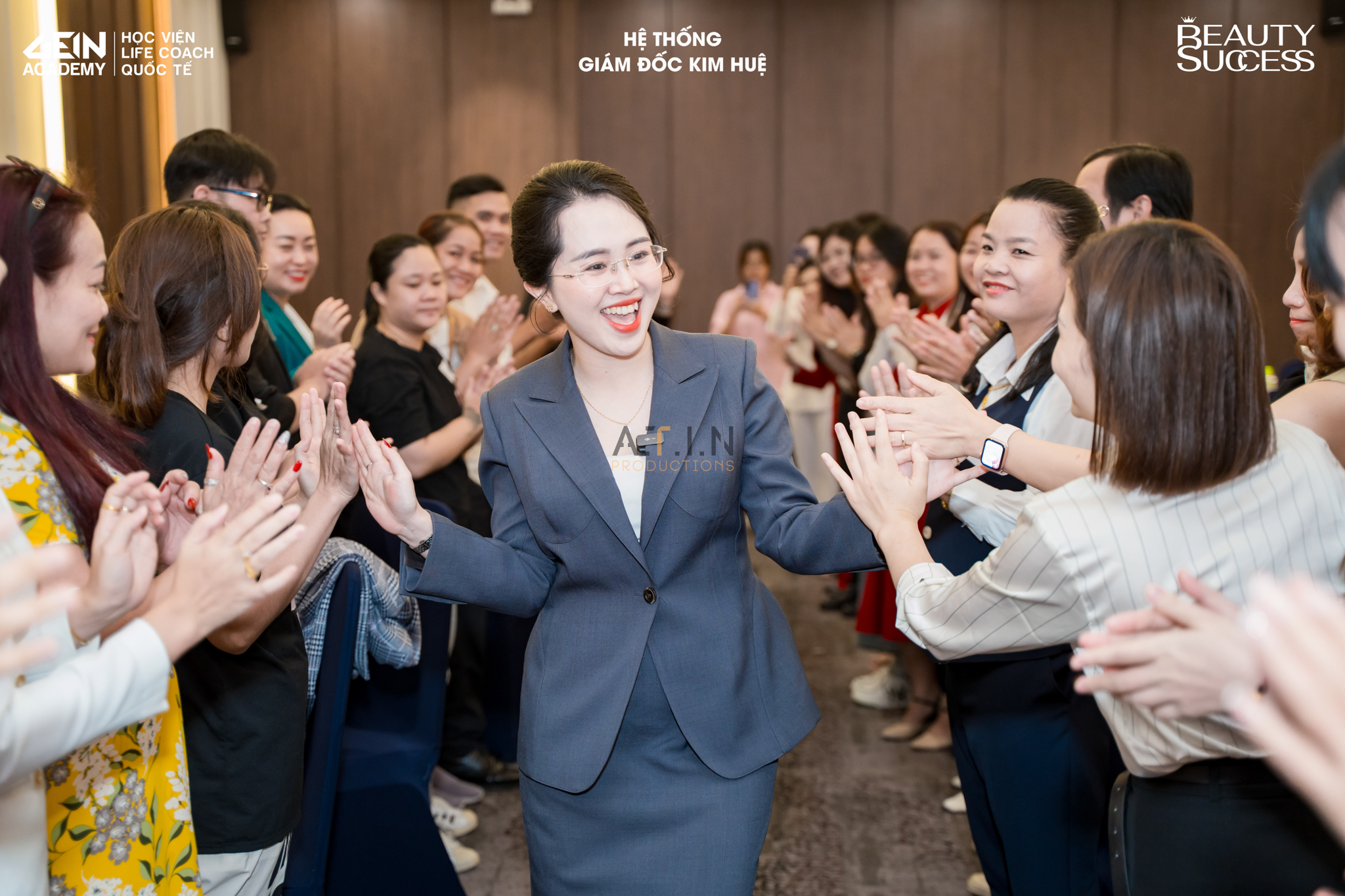 Kết hợp chụp ảnh và quay phim văn phòng - ATIN PRODUCTION Kết hợp chụp ảnh và quay phim văn phòng - ATIN PRODUCTION