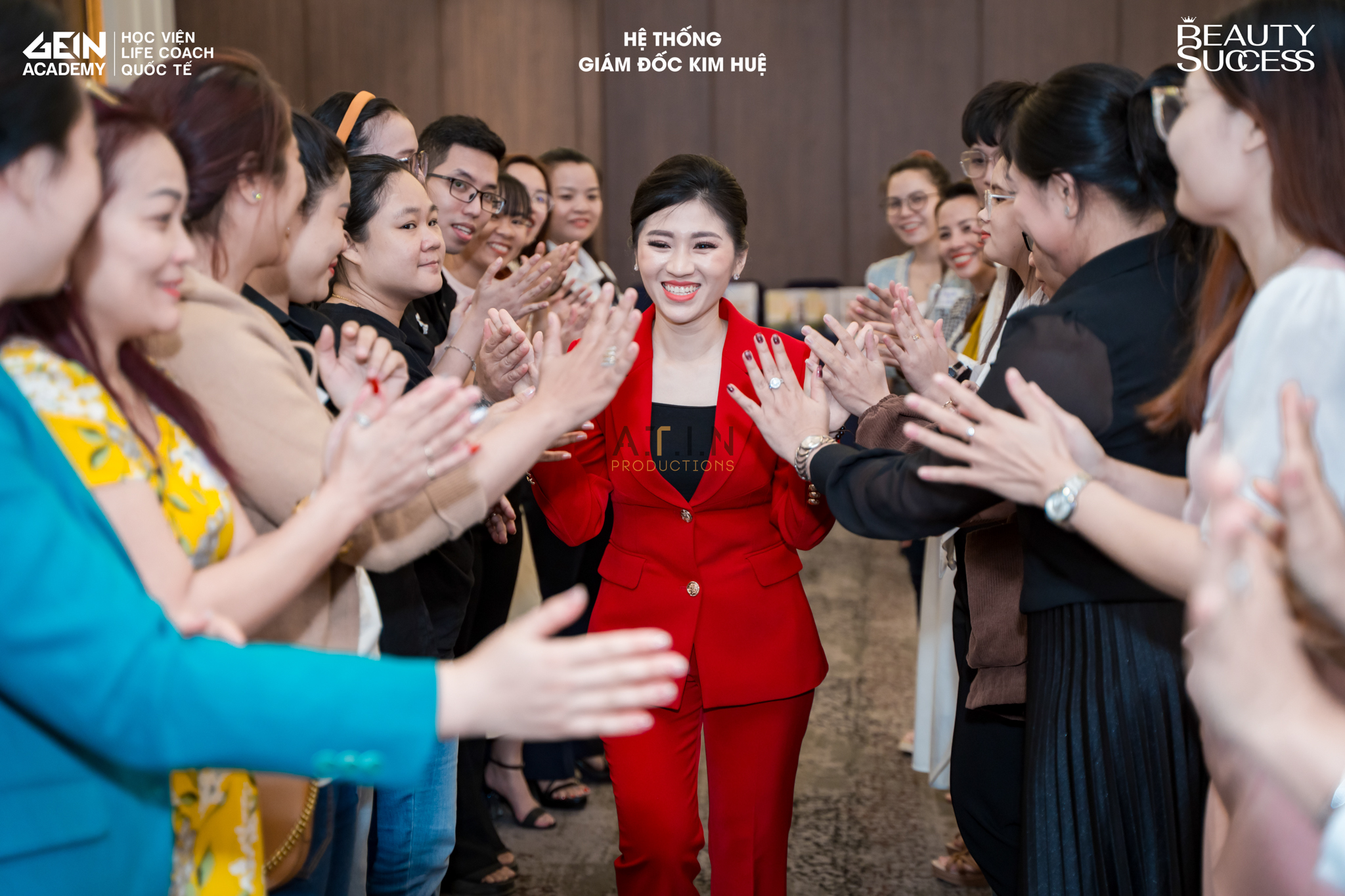 Đội ngũ chuyên nghiệp đang quay phim sự kiện công ty tại TP.HCM với thiết bị hiện đại Đội ngũ chuyên nghiệp đang quay phim sự kiện công ty tại TP.HCM với thiết bị hiện đại