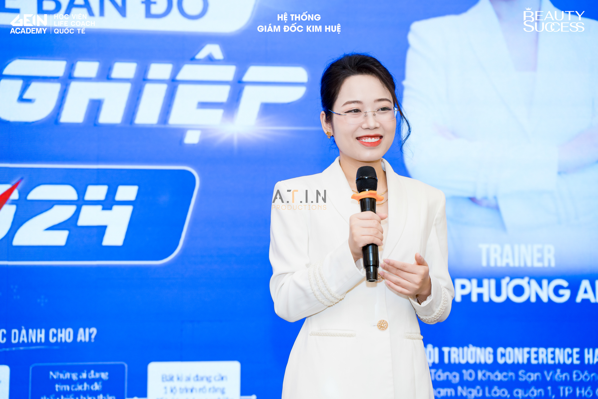 Chuyên viên hậu kỳ đang chỉnh sửa ảnh sản phẩm trên màn hình máy tính chuyên dụng