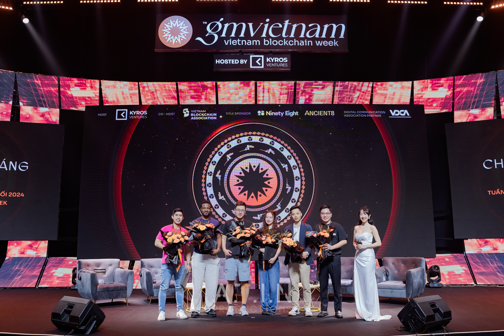 Ekip ATIN PRODUCTION đang setup thiết bị quay phim gala dinner