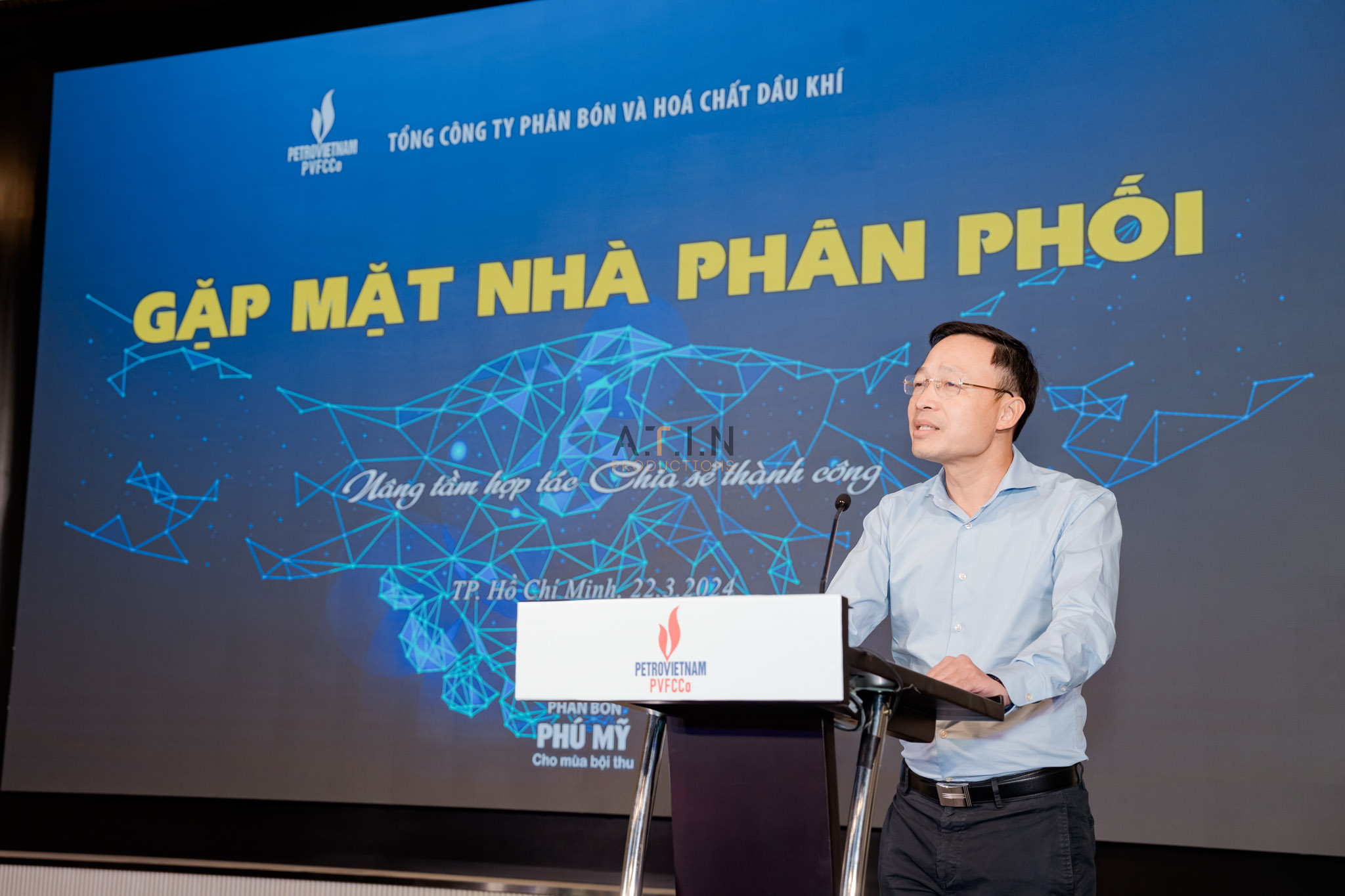 Photographer chuyên nghiệp đang tác nghiệp tại một sự kiện lớn ở TP.HCM