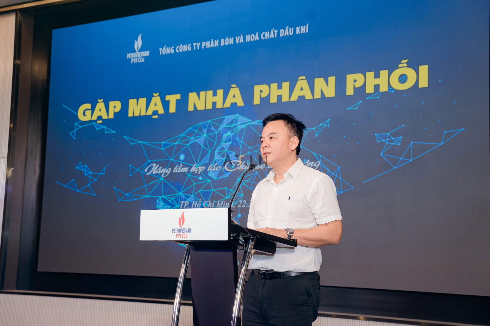 Nhân viên ATIN PRODUCTION hướng dẫn khách hàng tạo dáng tại booth chụp ảnh