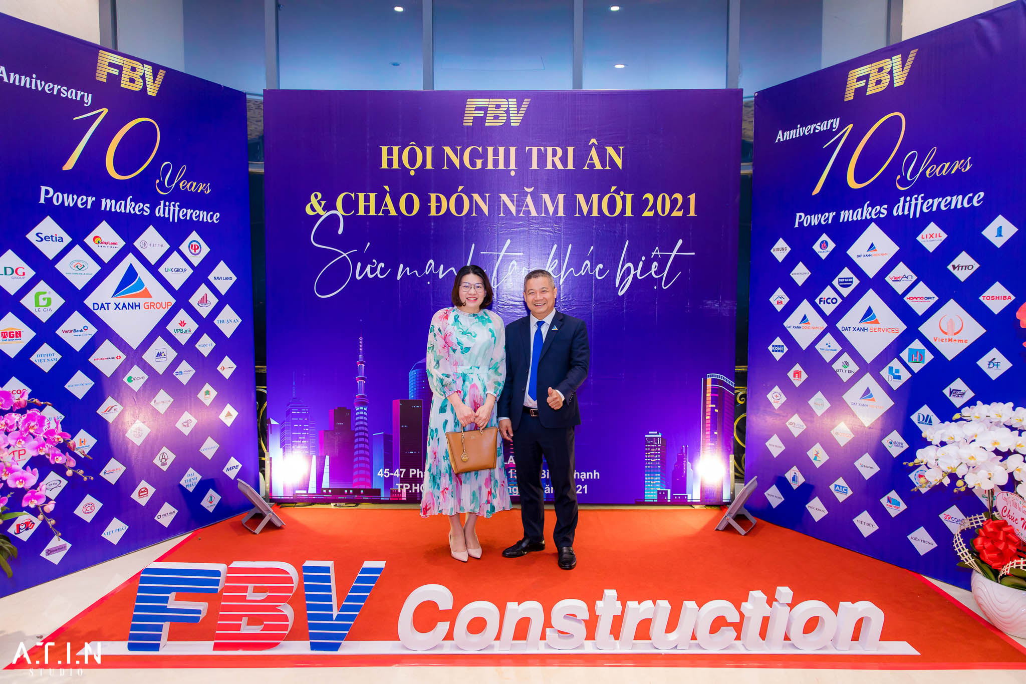 Nhiếp ảnh gia đang chụp ảnh sản phẩm mỹ phẩm trong studio với ánh sáng chuyên nghiệp và đạo cụ tinh tế
