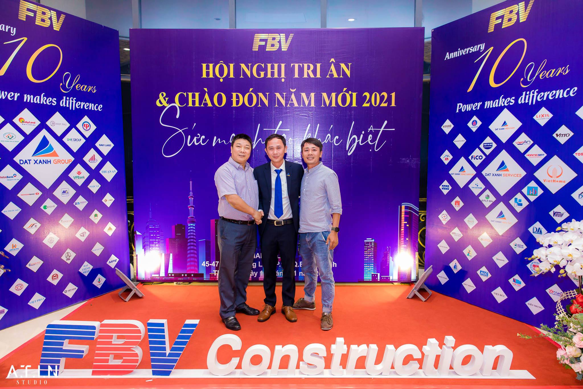 Nhiếp ảnh gia ATIN PRODUCTION đang tác nghiệp tại một sự kiện sang trọng, bắt trọn khoảnh khắc khách mời nâng ly chúc mừng
