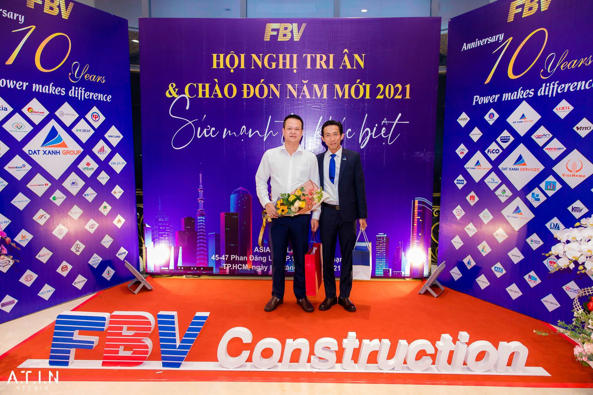 Góc quay thấp tôn vinh công nhân và máy móc trong nhà máy sản xuất