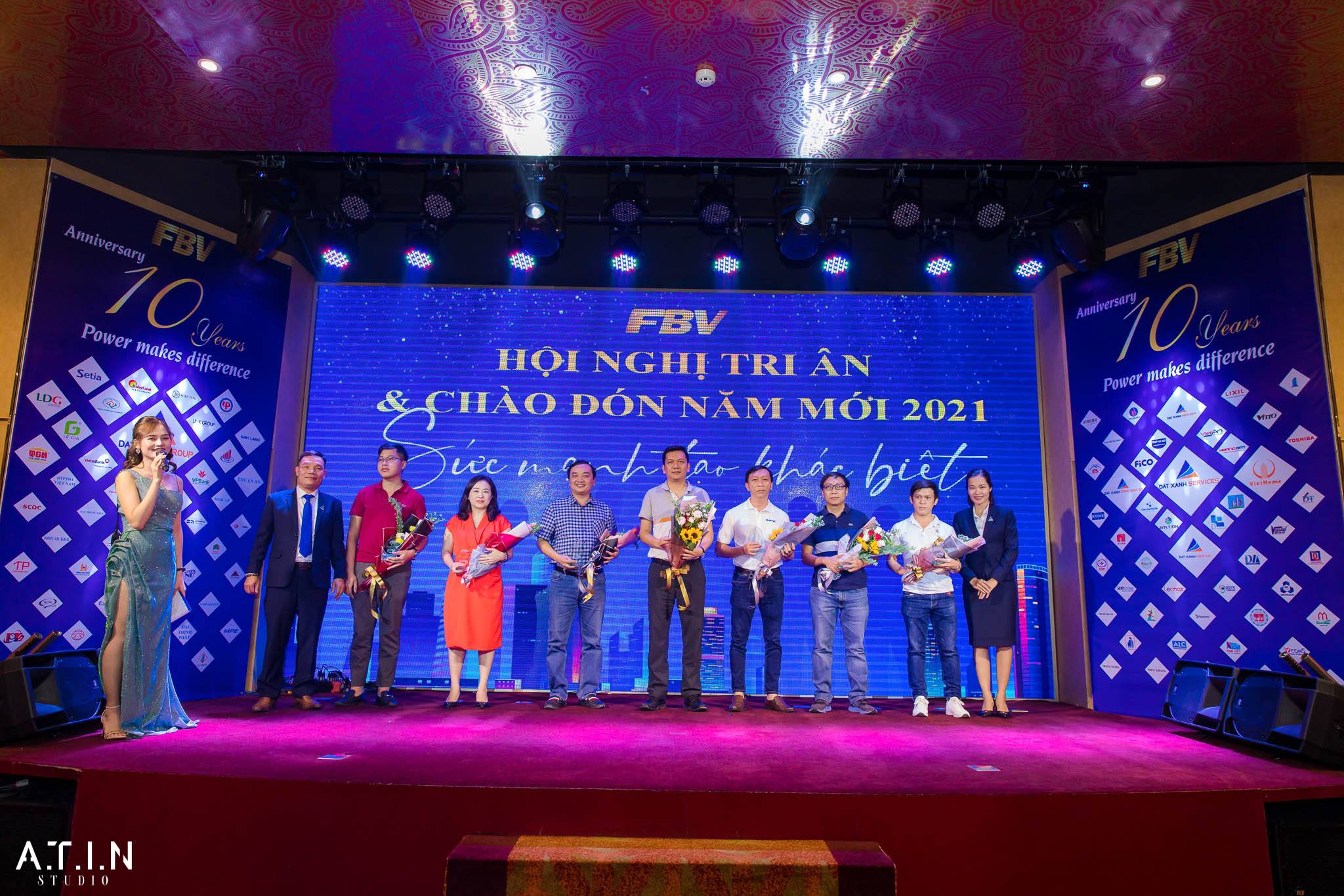 Ảnh chân dung nhóm với ánh sáng đều và chuyên nghiệp tại studio ATIN PRODUCTION