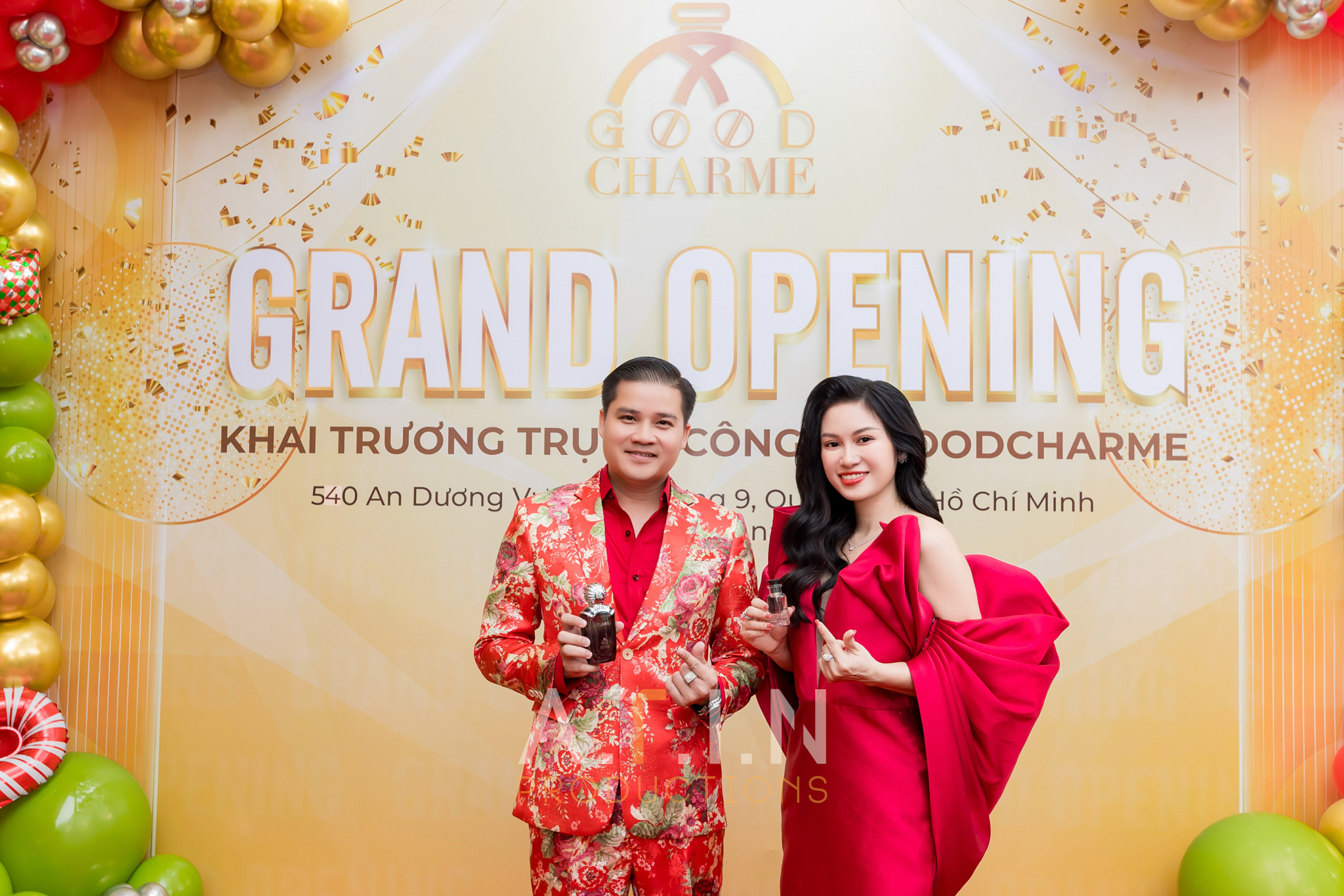 Đạo diễn ATIN PRODUCTION đang hướng dẫn KOL cách tương tác với sản phẩm