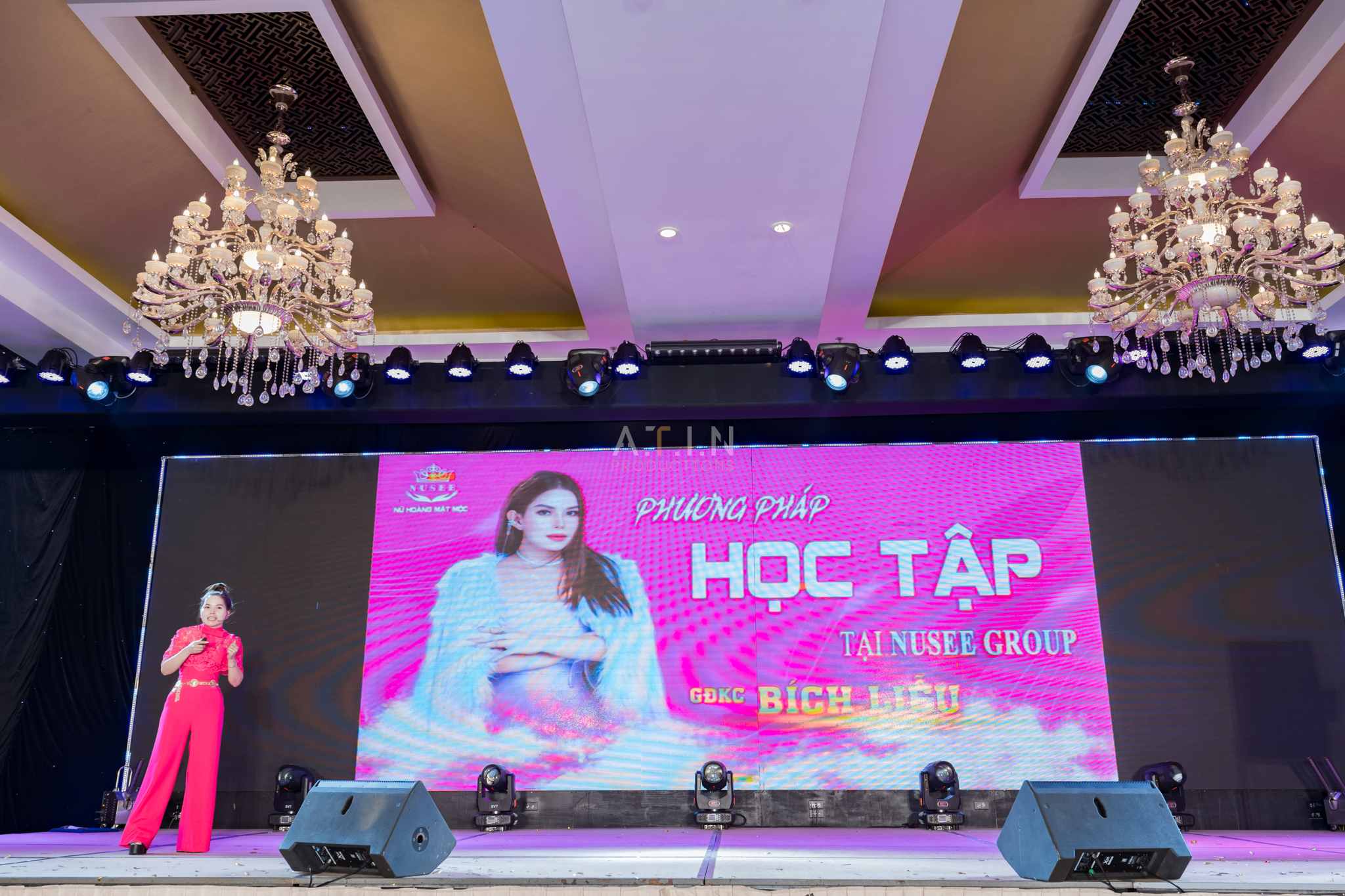 Khách mời tương tác với gương thần kỳ (Magic Mirror) tại sự kiện doanh nghiệp