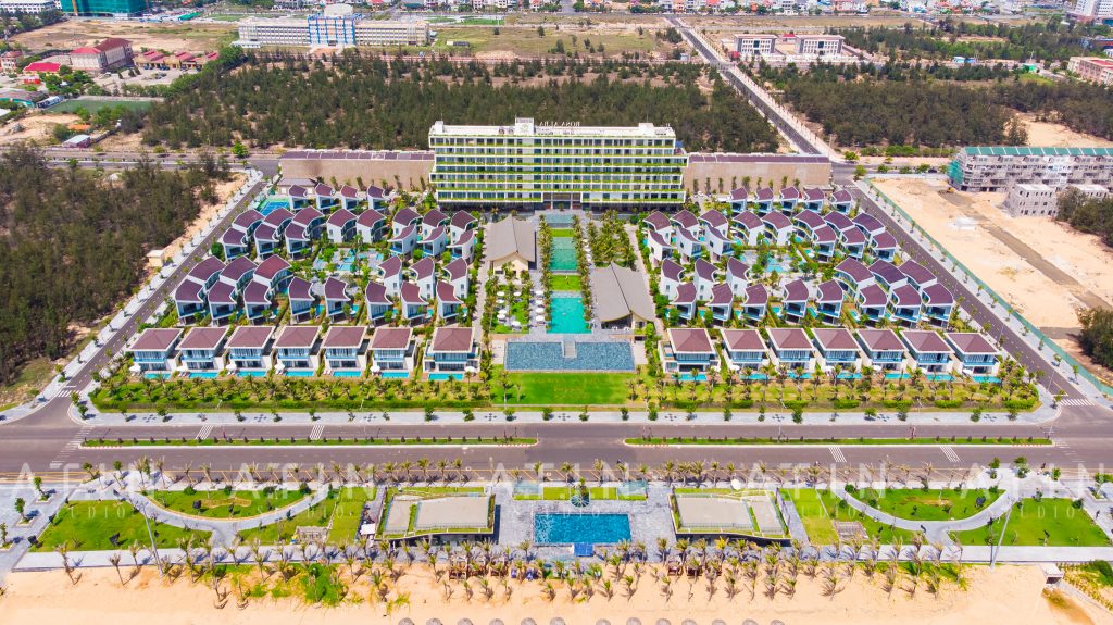 Nhân viên doanh nghiệp đang thảo luận trong buổi chụp ảnh hoạt động Nhân viên doanh nghiệp đang thảo luận trong buổi chụp ảnh hoạt động