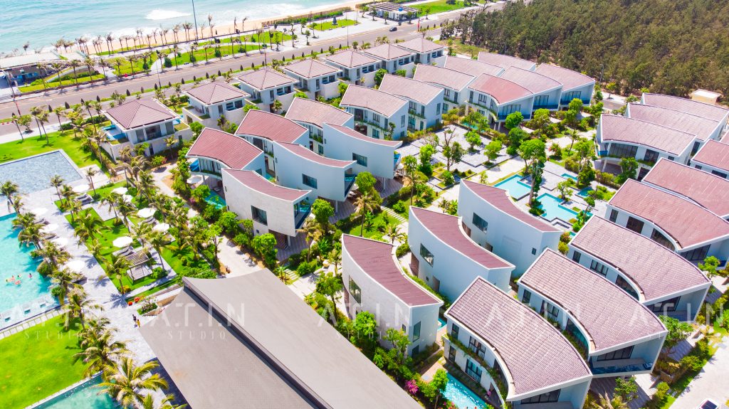 Đội ngũ sáng tạo ATIN PRODUCTION đang làm việc trong phòng dựng phim