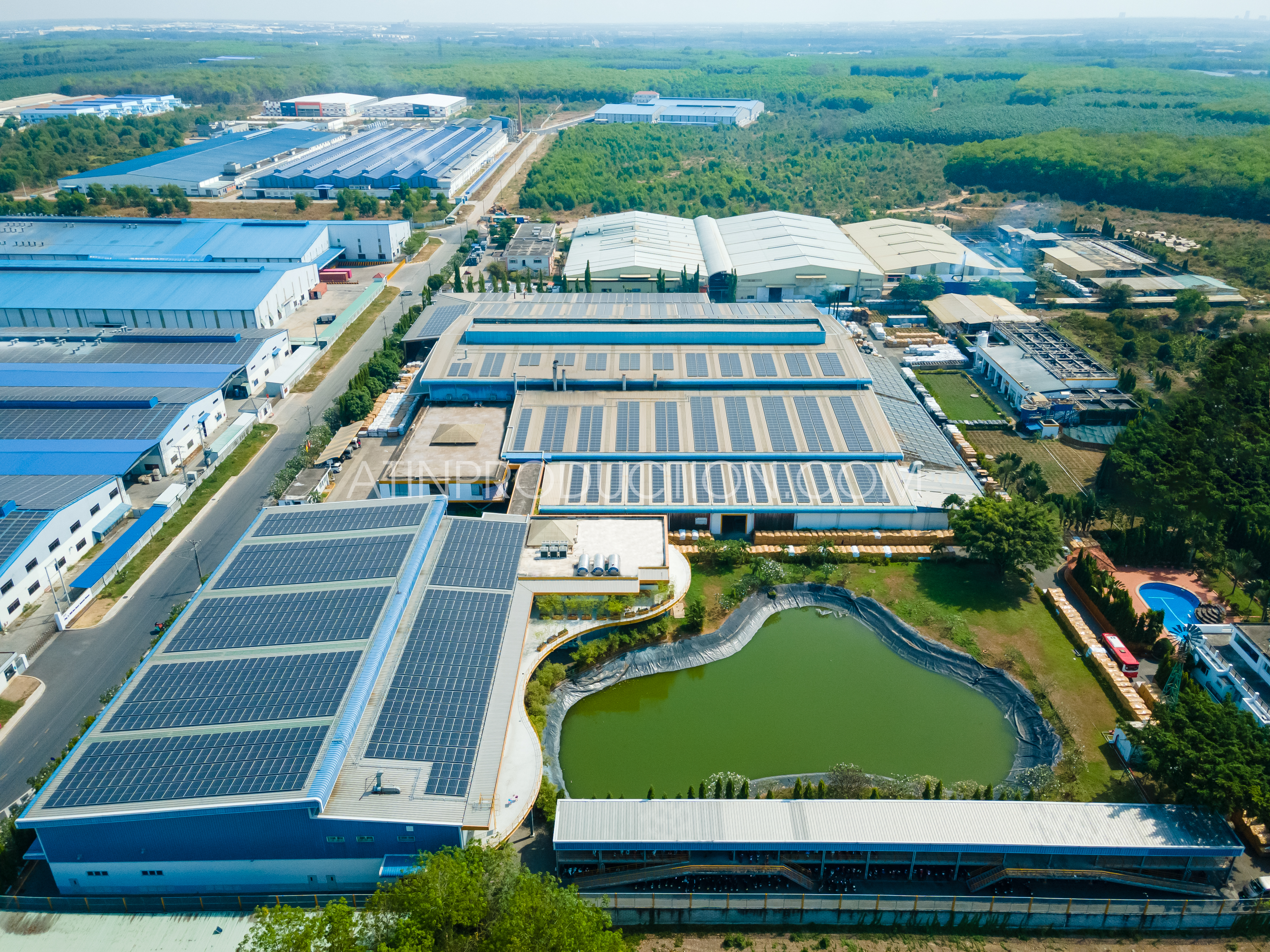 Không gian làm việc dựng phim chuyên nghiệp với màn hình máy tính và thiết bị âm thanh