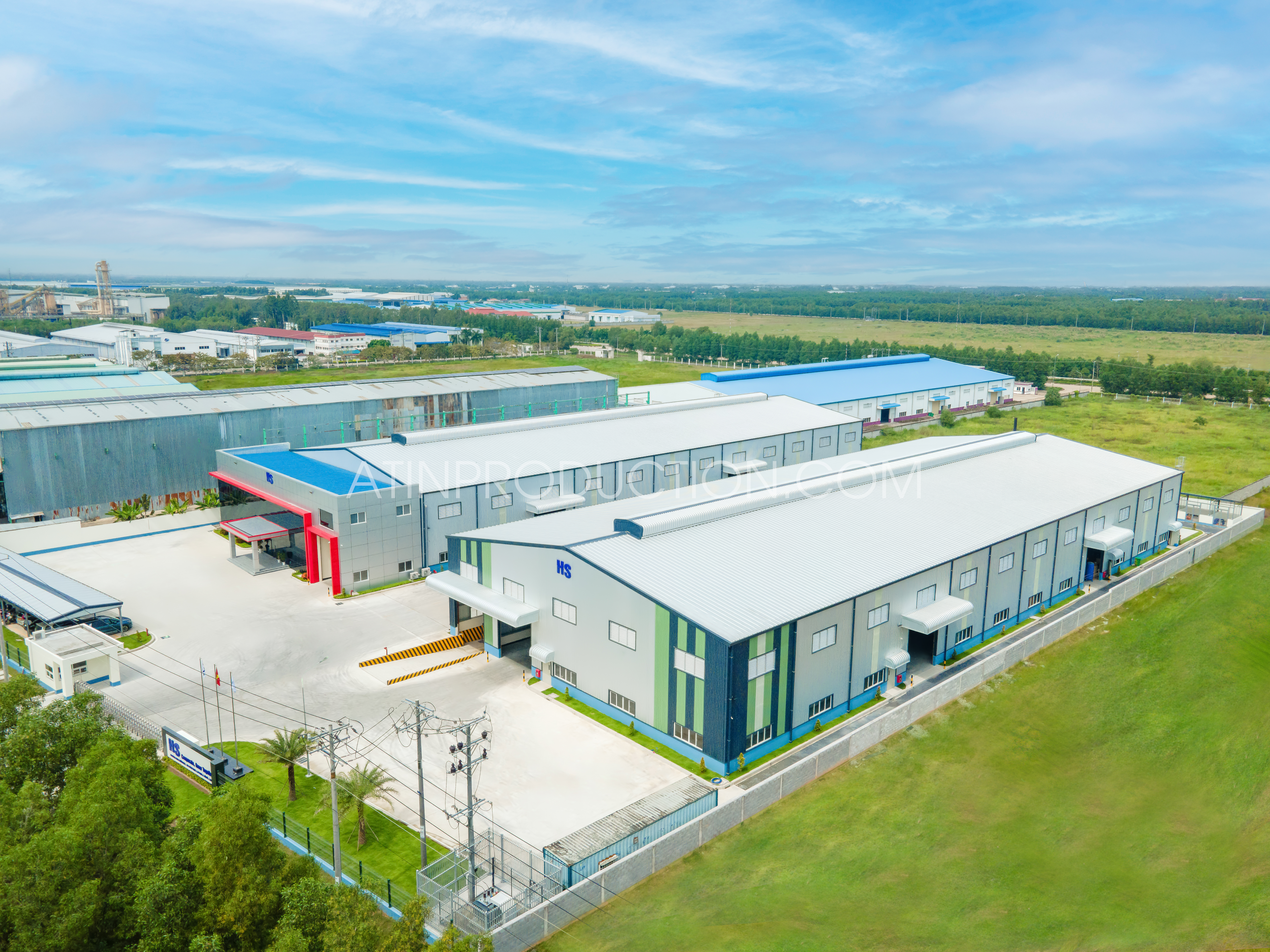 Đội ngũ ATIN PRODUCTION đang quay phim doanh nghiệp với thiết bị chuyên nghiệp