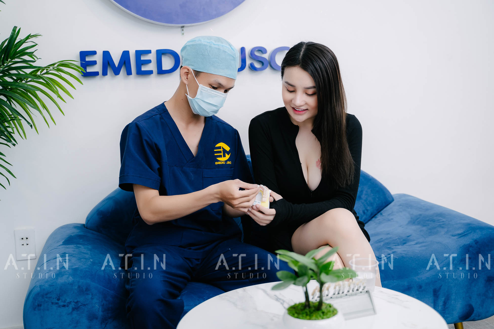 Góc máy rộng toàn cảnh dây chuyền sản xuất hiện đại tại nhà máy