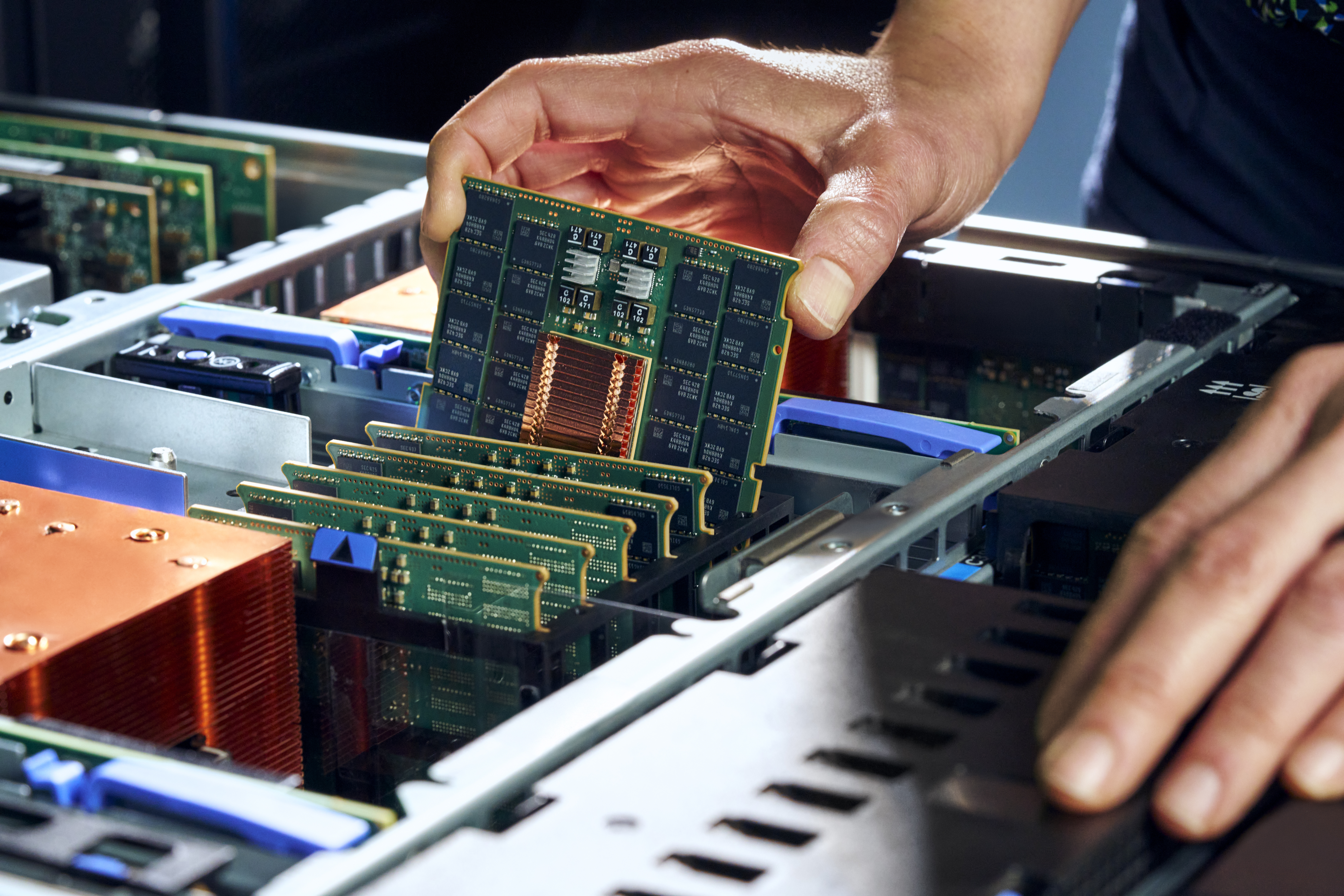 Máy chủ IBM phù hợp với hệ thống cần độ ổn định cao, khả năng lưu trữ lớn và hạ tầng mạnh