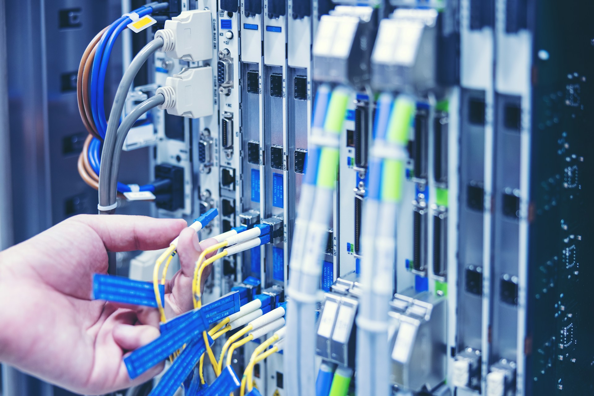 Máy chủ server quán net cần đáp ứng các yêu cầu về hiệu suất, độ ổn định và khả năng mở rộng