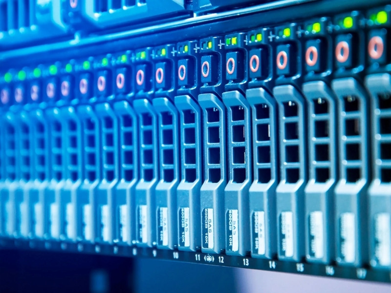 Dell PowerEdge R760 phù hợp cho nhu cầu RAM, lưu trữ và GPU lớn