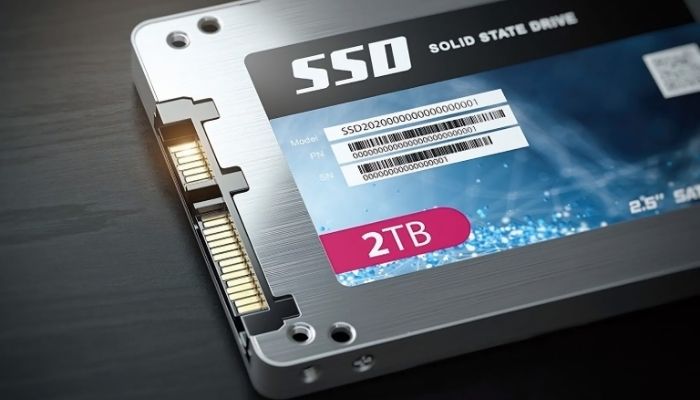 SSD card lưu dữ liệu bằng bộ nhớ flash thay vì đĩa từ